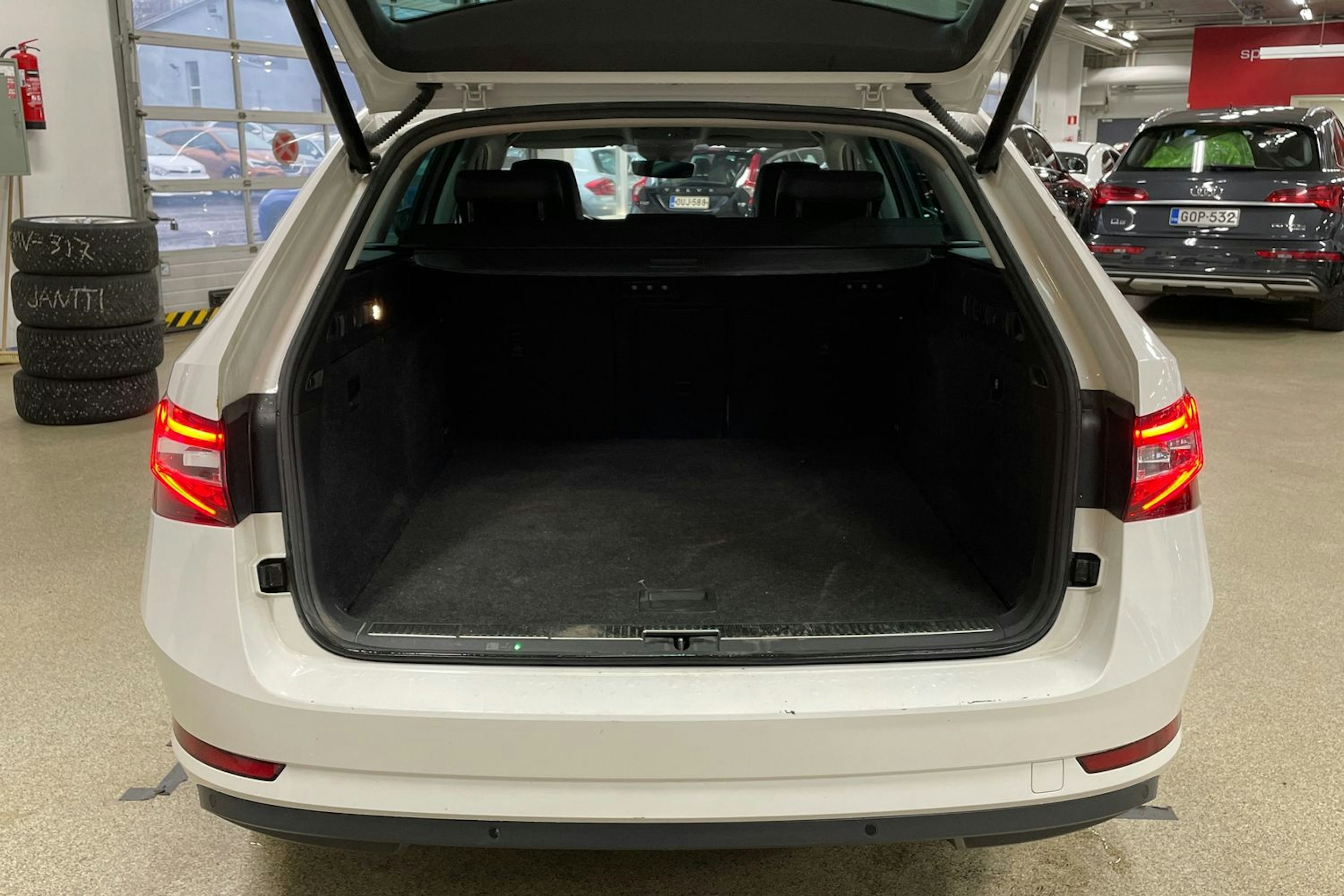 Valkoinen Skoda Superb 2018 kuva 22.