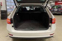 Valkoinen Skoda Superb 2018 kuva 22.