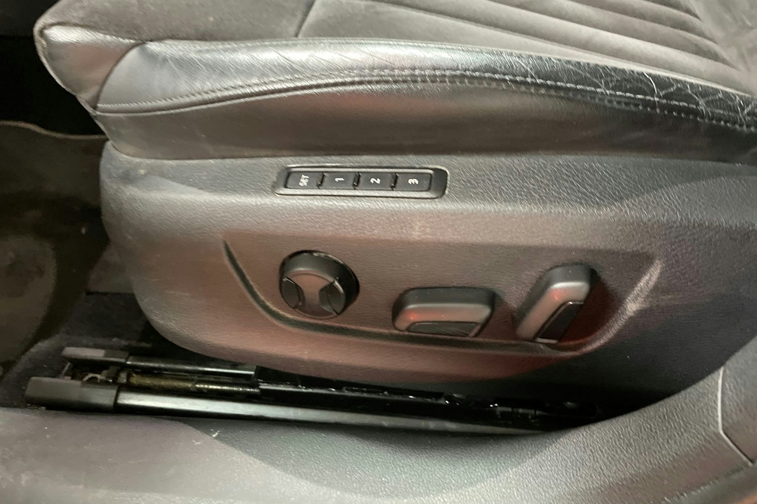 Valkoinen Skoda Superb 2018 kuva 23.