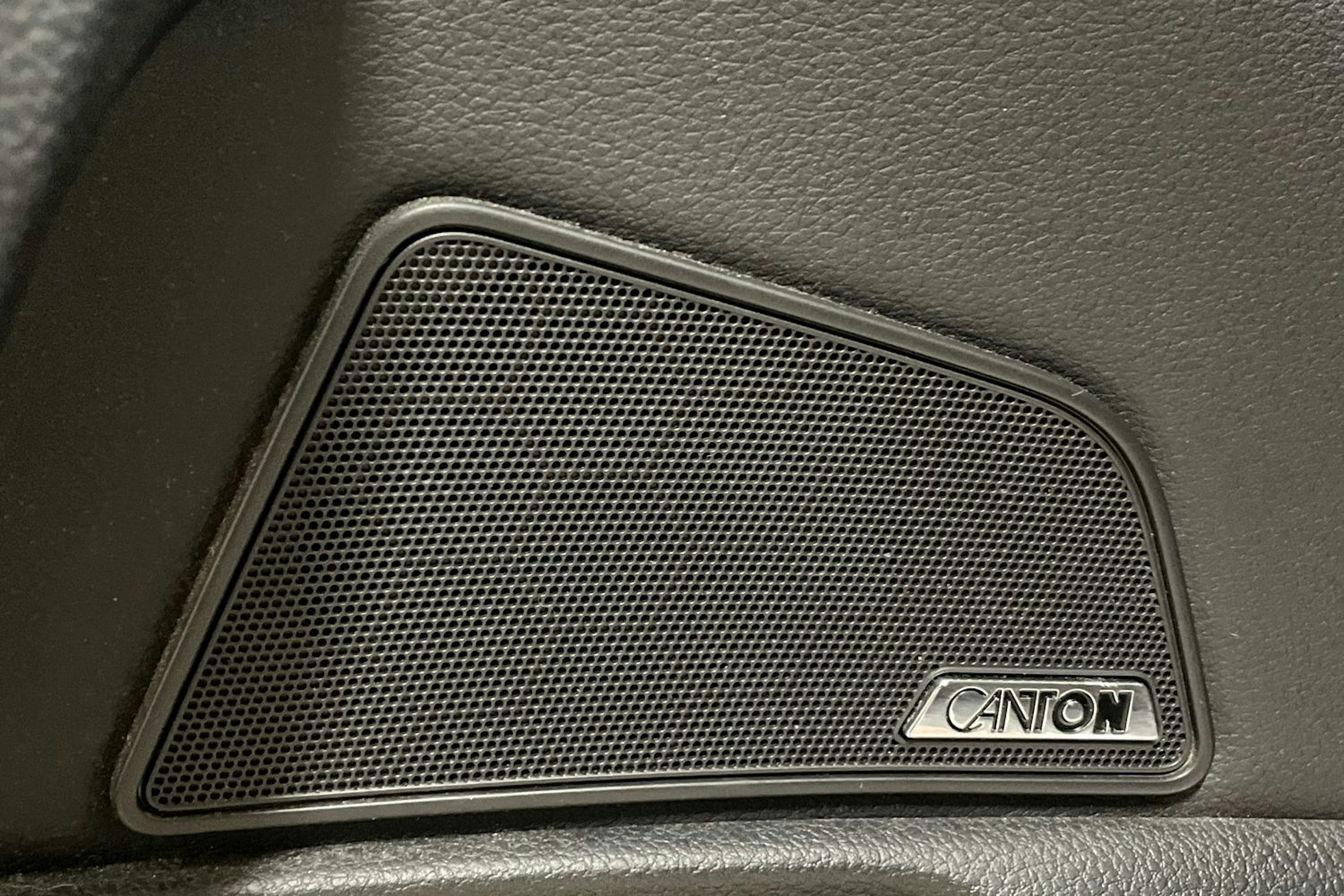 Valkoinen Skoda Superb 2018 kuva 24.