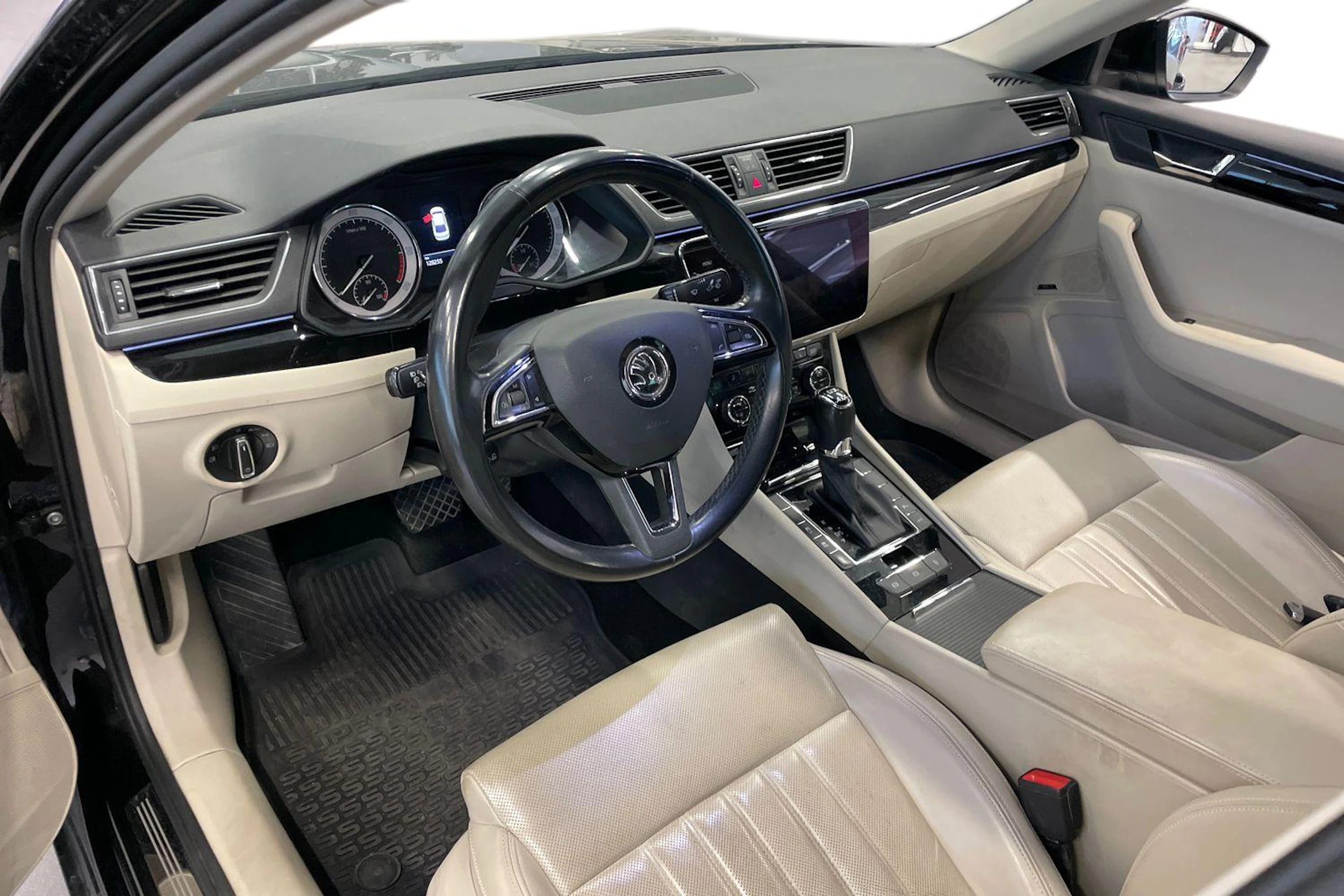 musta Skoda Superb 2018 kuva 3.