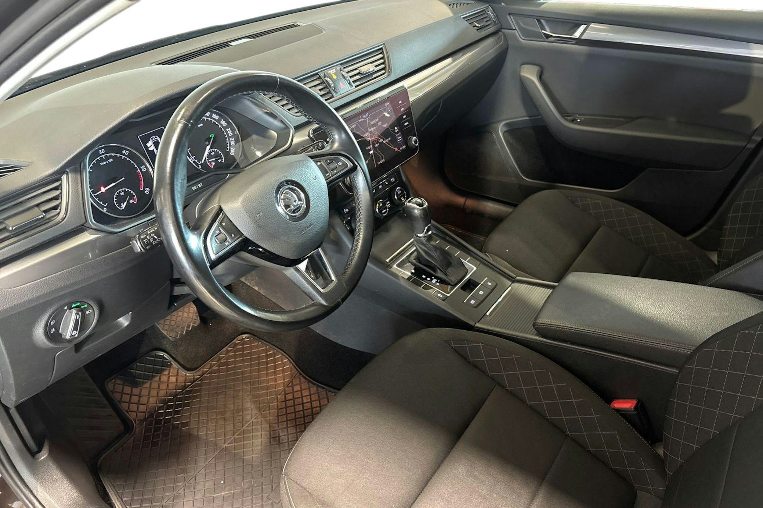ruskea (beige) Skoda Superb 2018 kuva 7.