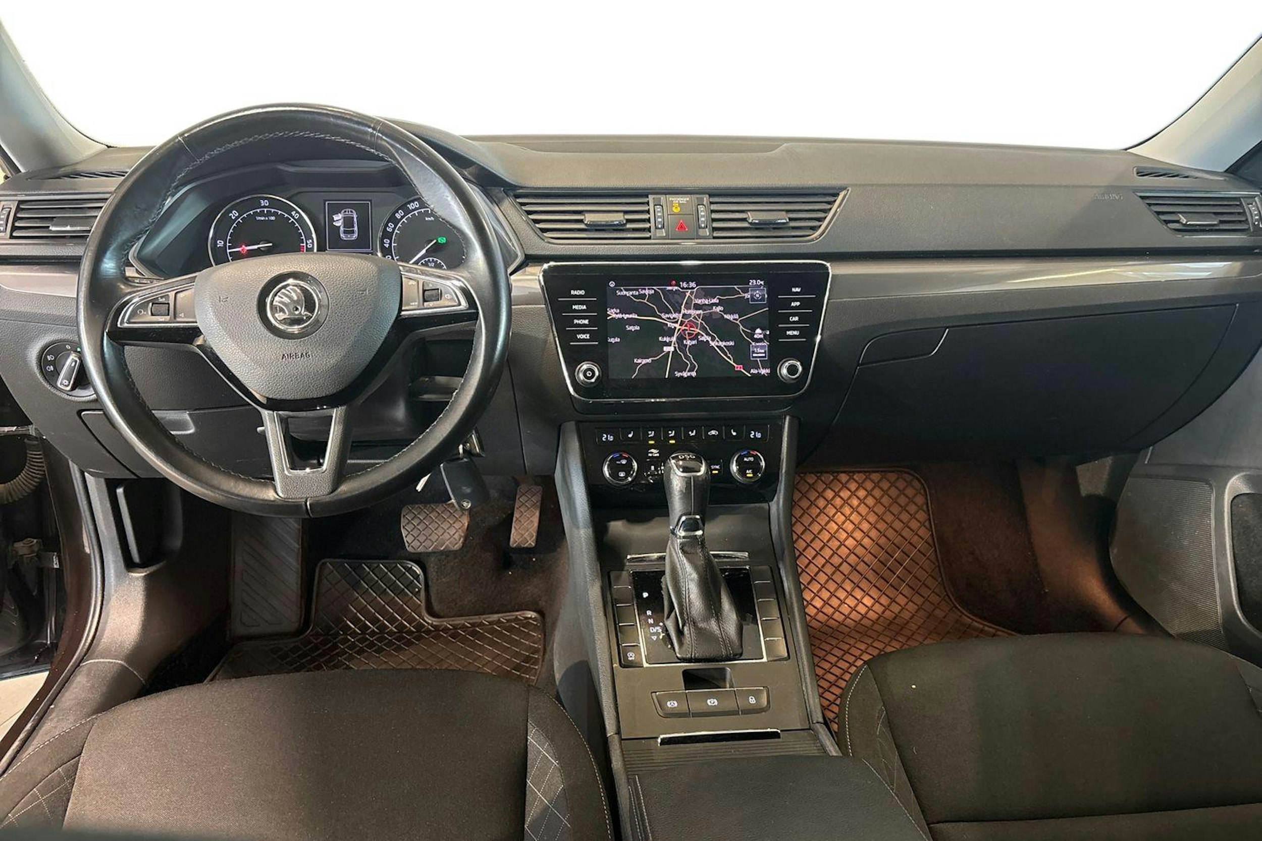 ruskea (beige) Skoda Superb 2018 kuva 9.