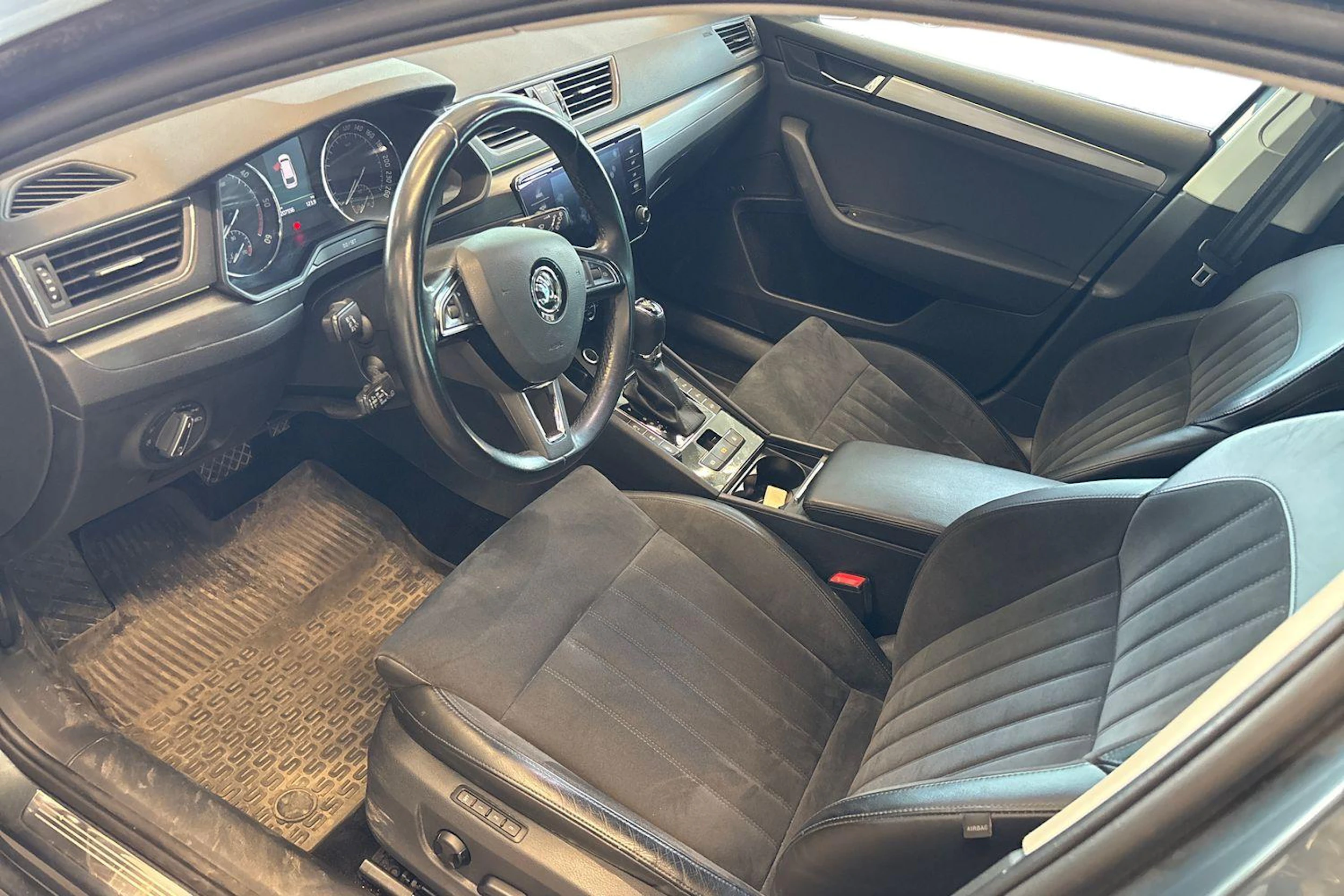 harmaa Skoda Superb 2018 kuva 3.