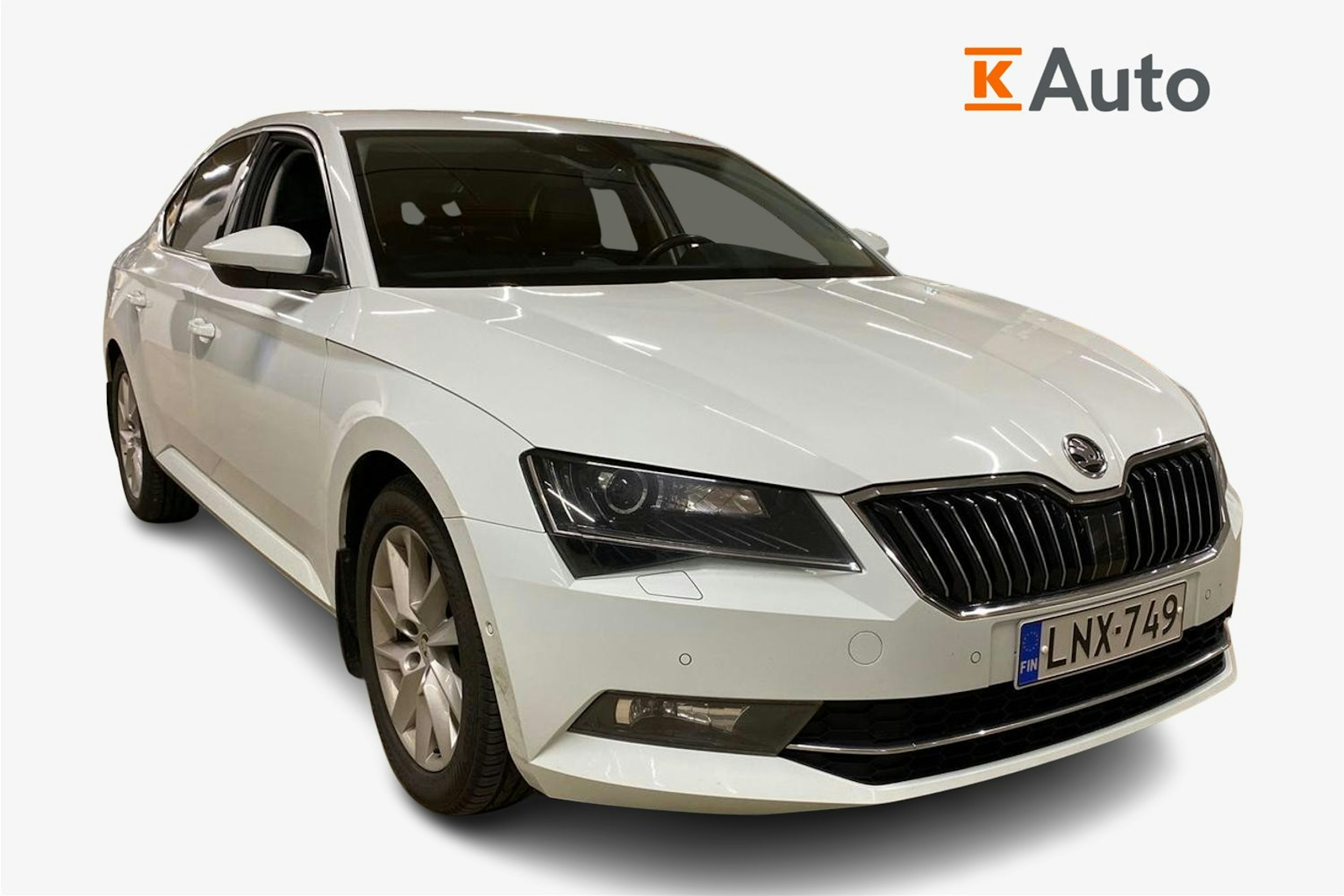 valkoinen Skoda Superb 2018 kuva 2.