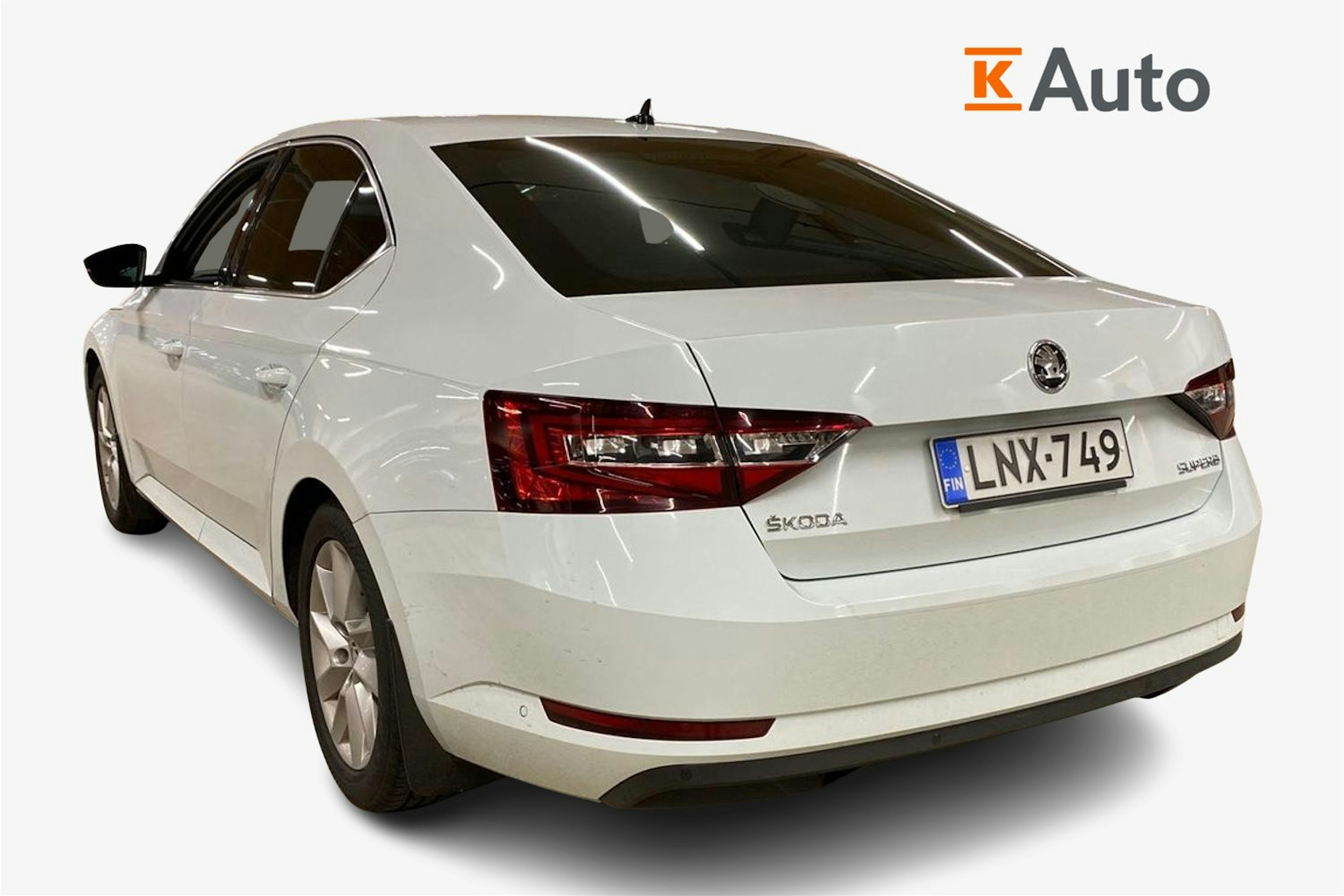 valkoinen Skoda Superb 2018 kuva 3.