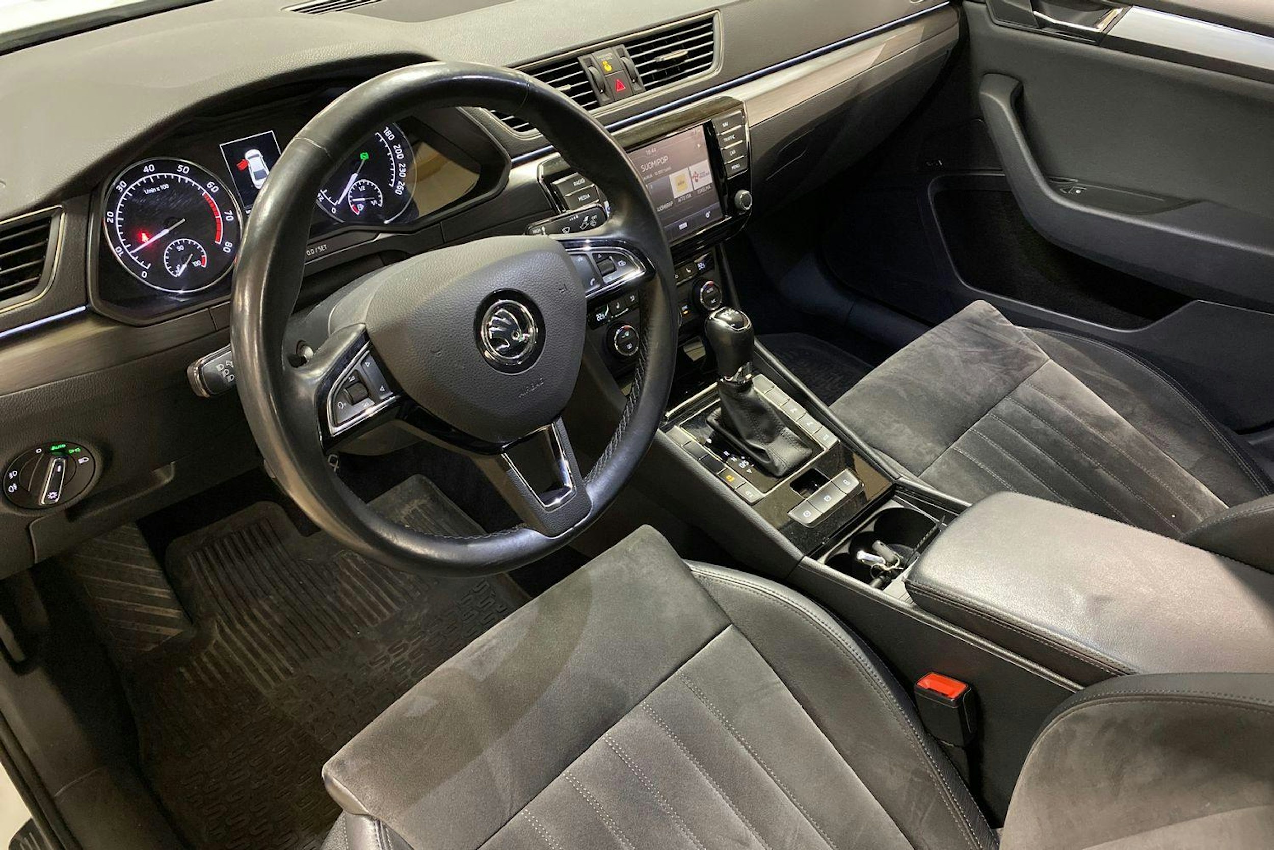 valkoinen Skoda Superb 2018 kuva 4.
