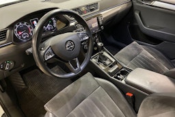 valkoinen Skoda Superb 2018 kuva 4.