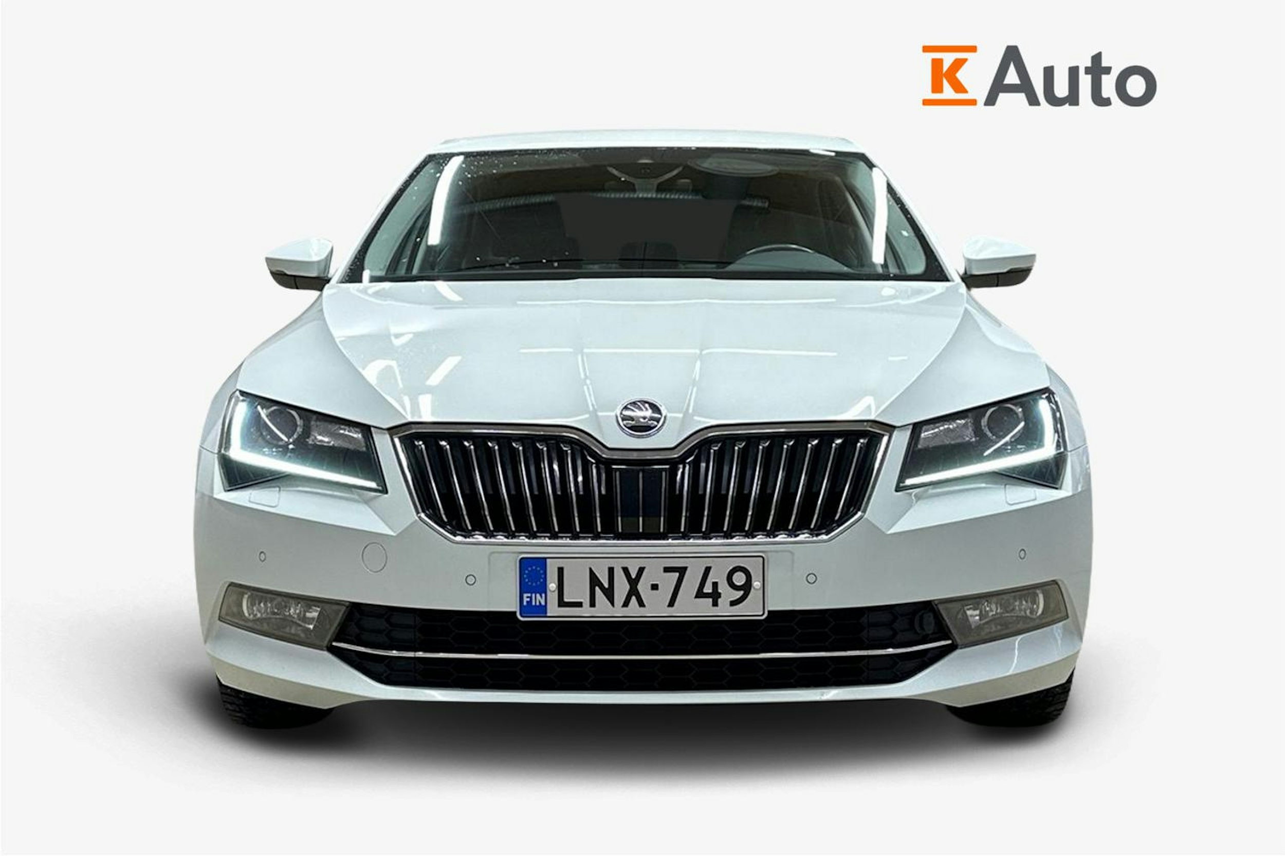 valkoinen Skoda Superb 2018 kuva 5.