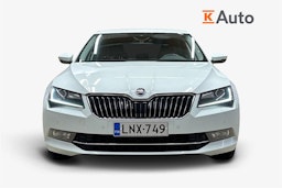 valkoinen Skoda Superb 2018 kuva 5.