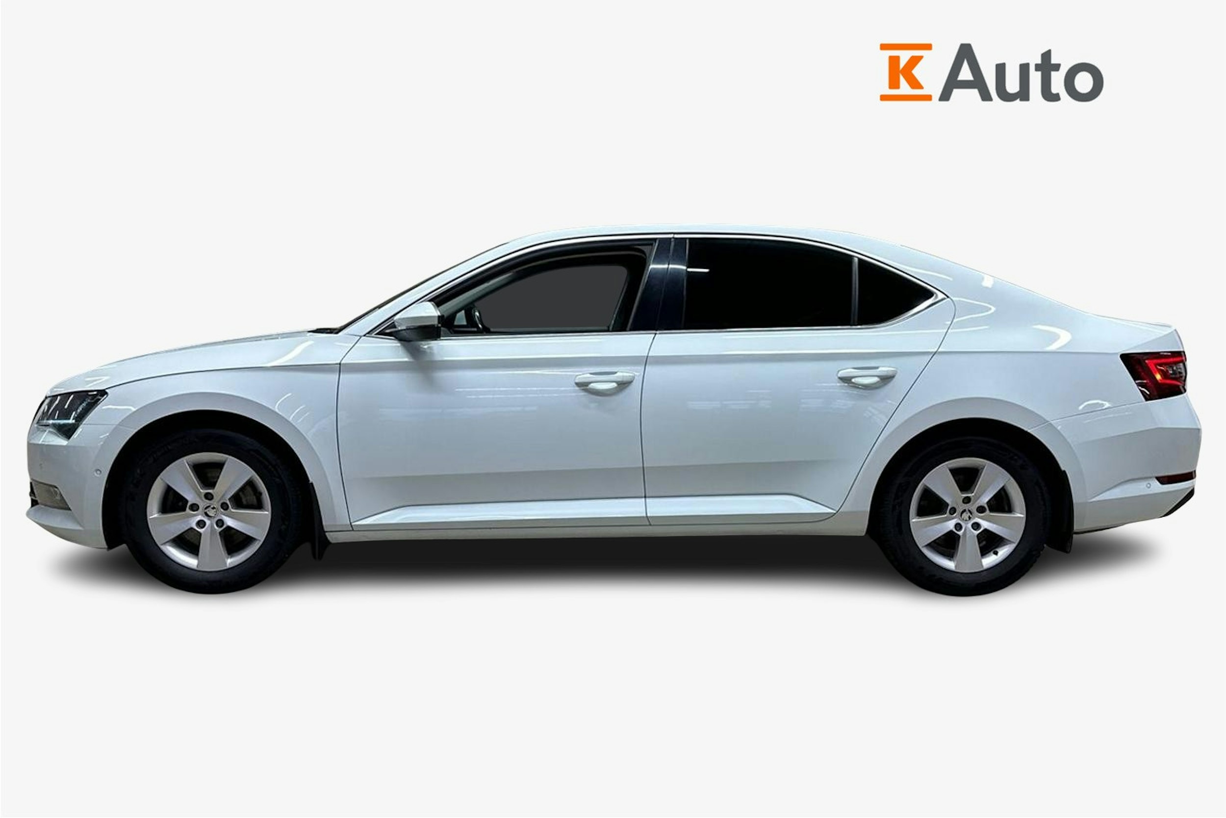 valkoinen Skoda Superb 2018 kuva 6.