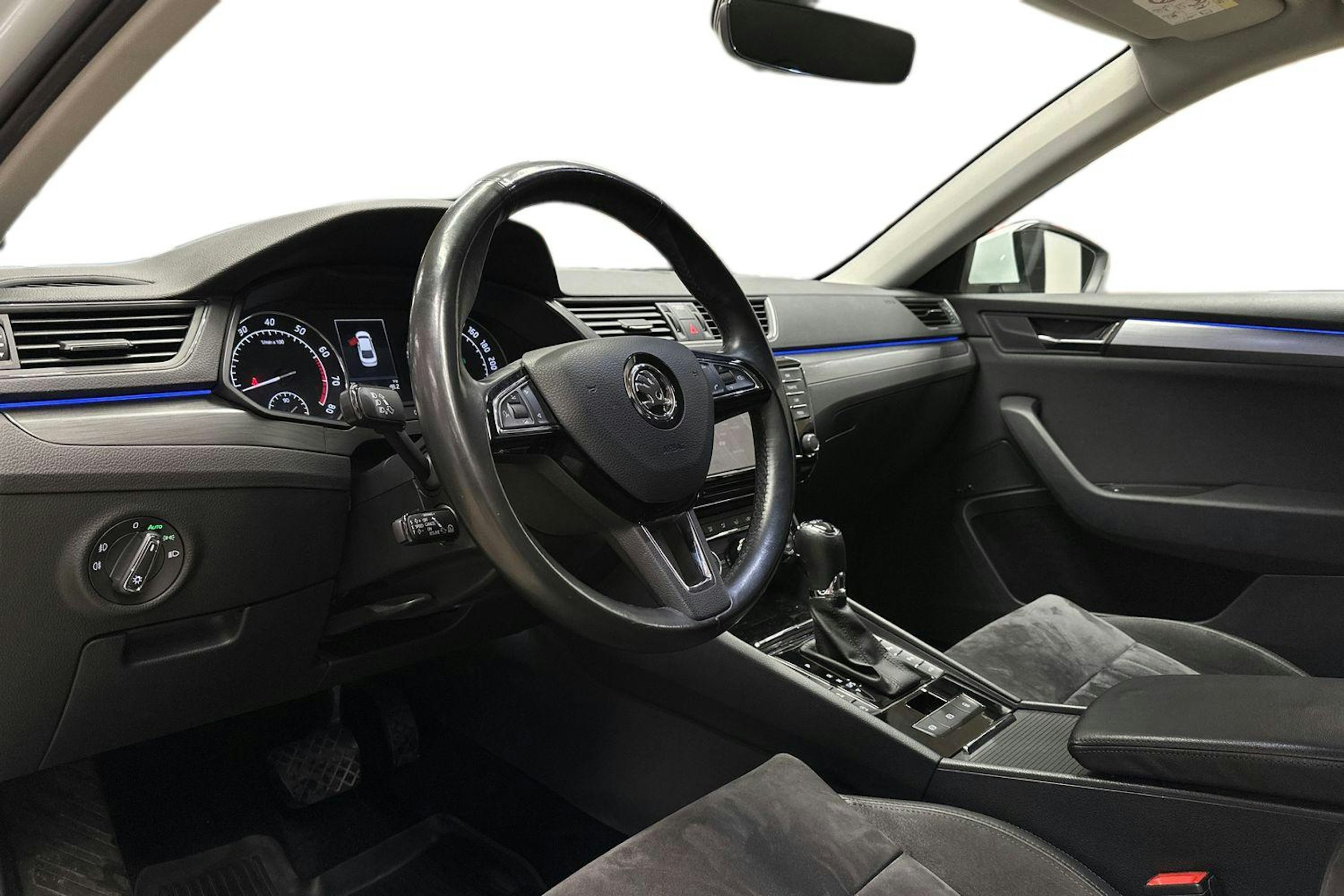 valkoinen Skoda Superb 2018 kuva 7.