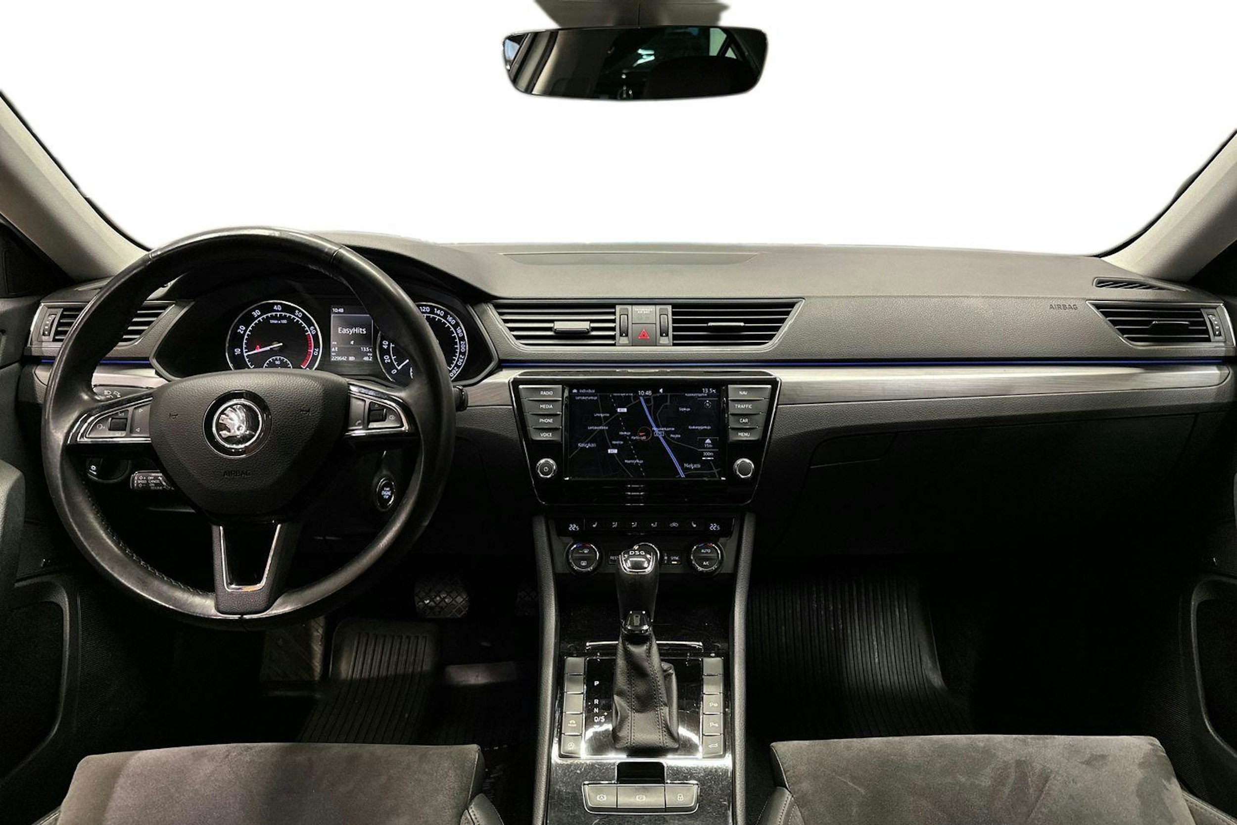 valkoinen Skoda Superb 2018 kuva 9.