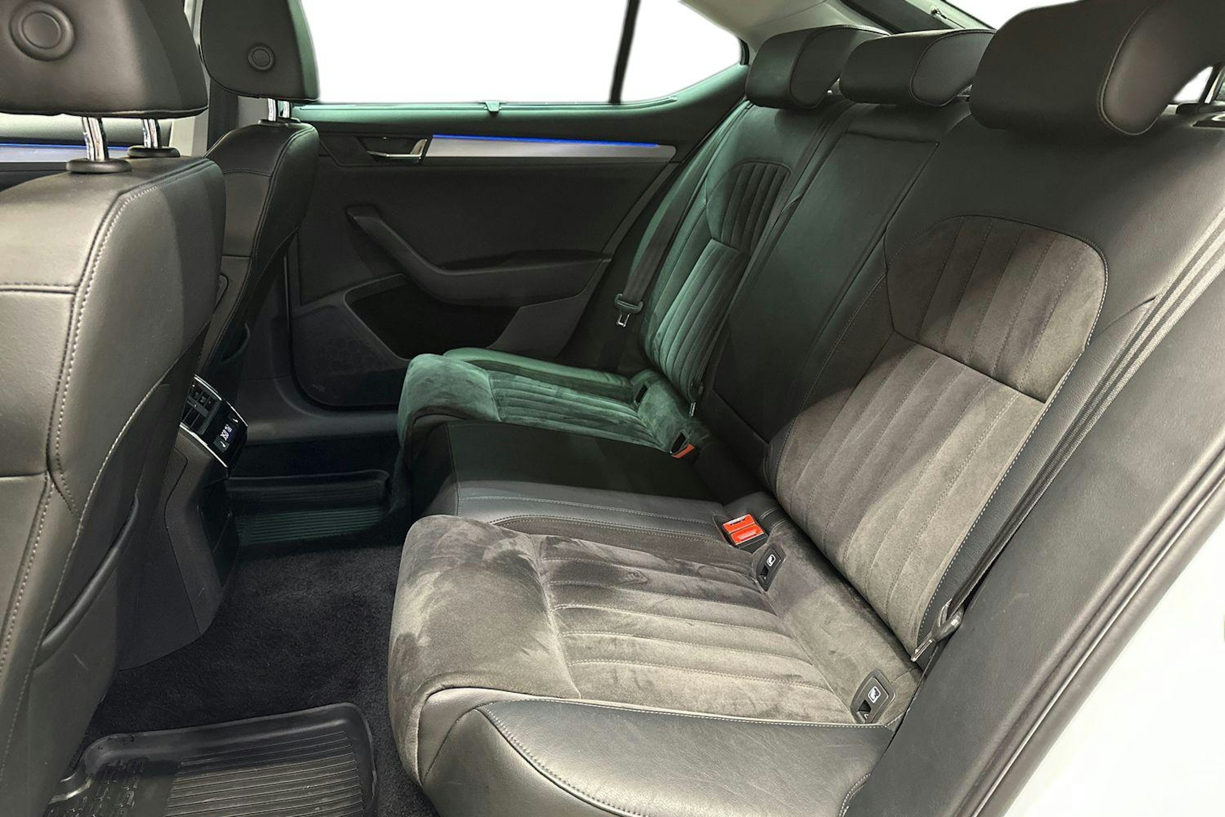 valkoinen Skoda Superb 2018 kuva 10.