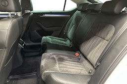 valkoinen Skoda Superb 2018 kuva 10.