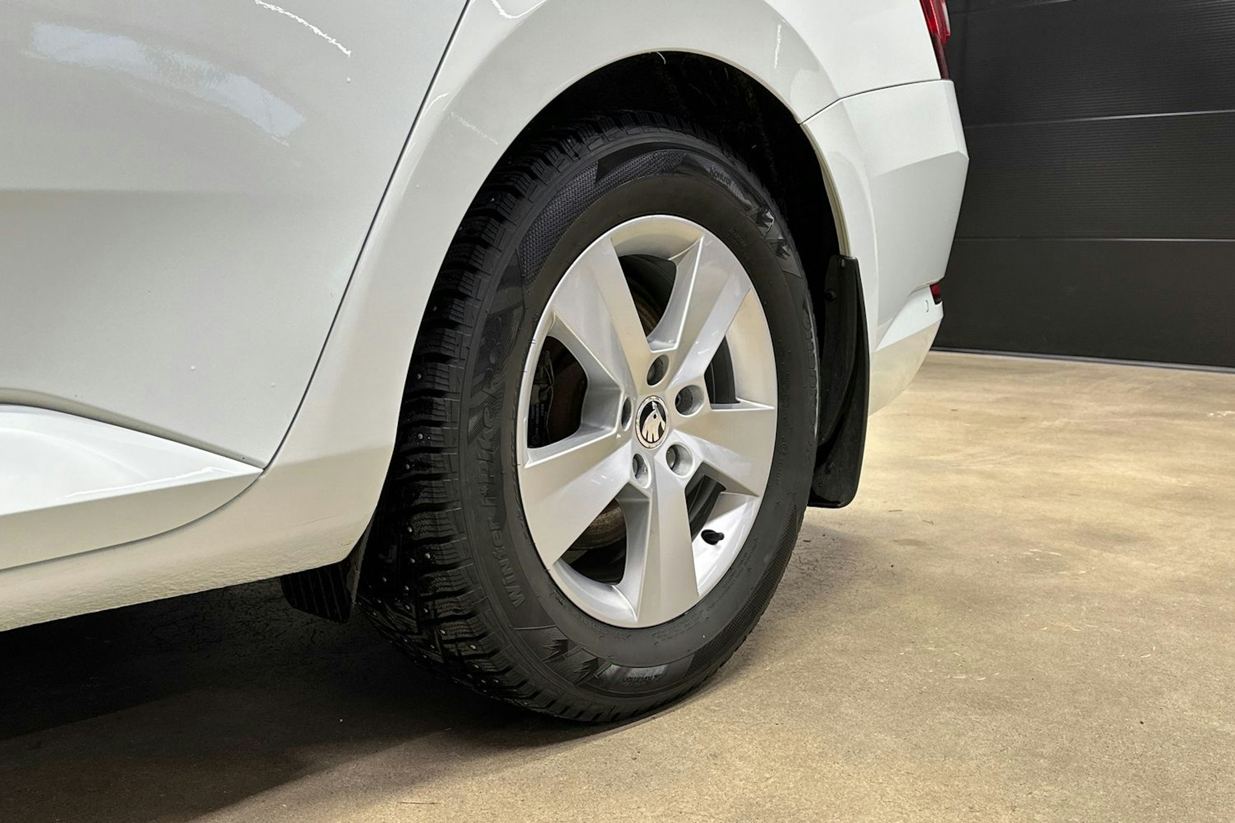 valkoinen Skoda Superb 2018 kuva 11.