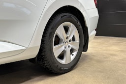 valkoinen Skoda Superb 2018 kuva 11.