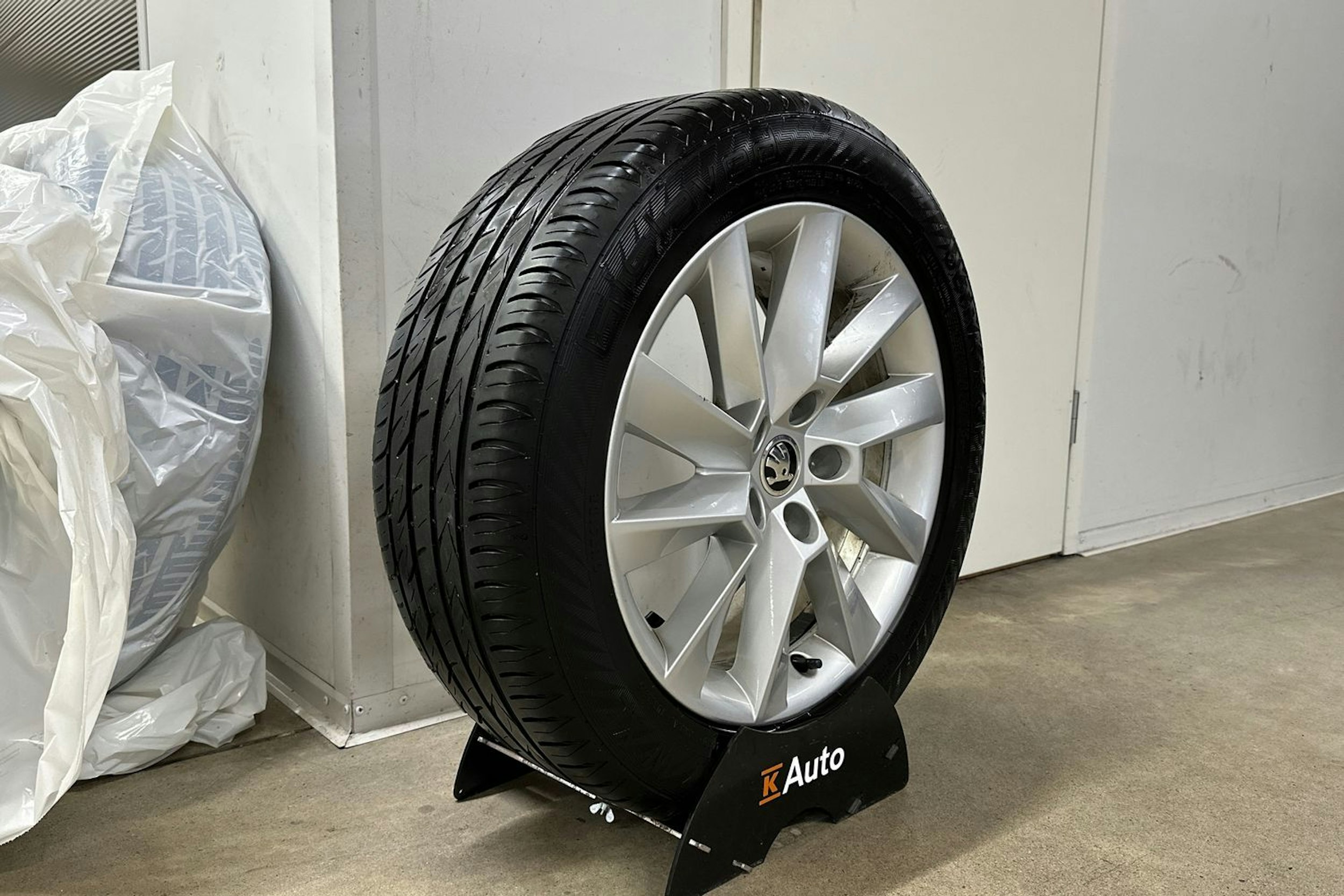 valkoinen Skoda Superb 2018 kuva 13.