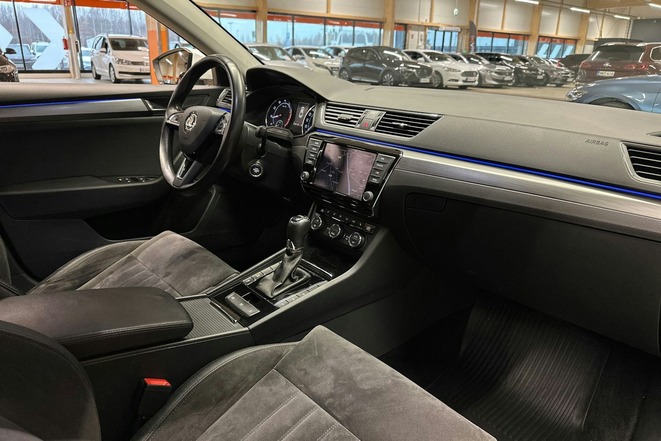 valkoinen Skoda Superb 2018 kuva 14.