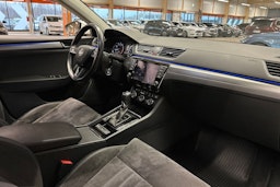 valkoinen Skoda Superb 2018 kuva 14.