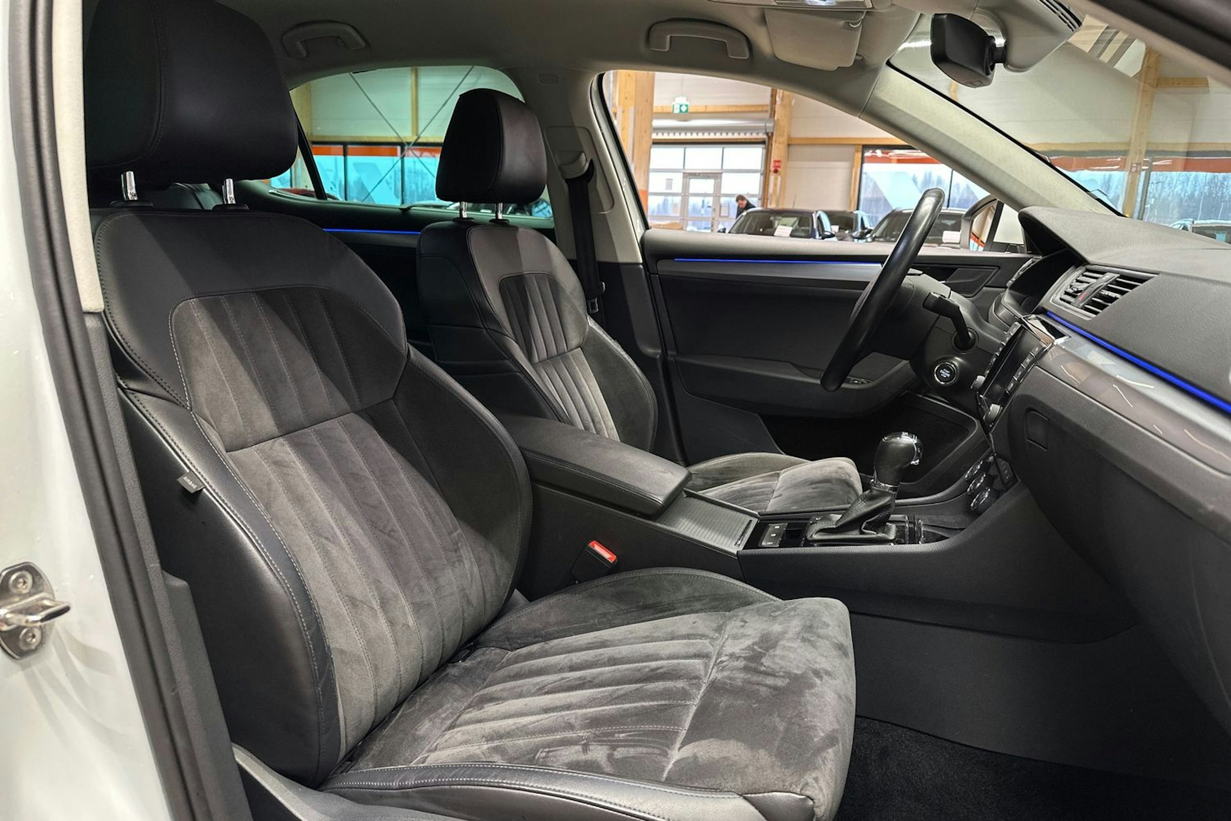 valkoinen Skoda Superb 2018 kuva 15.