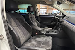 valkoinen Skoda Superb 2018 kuva 15.