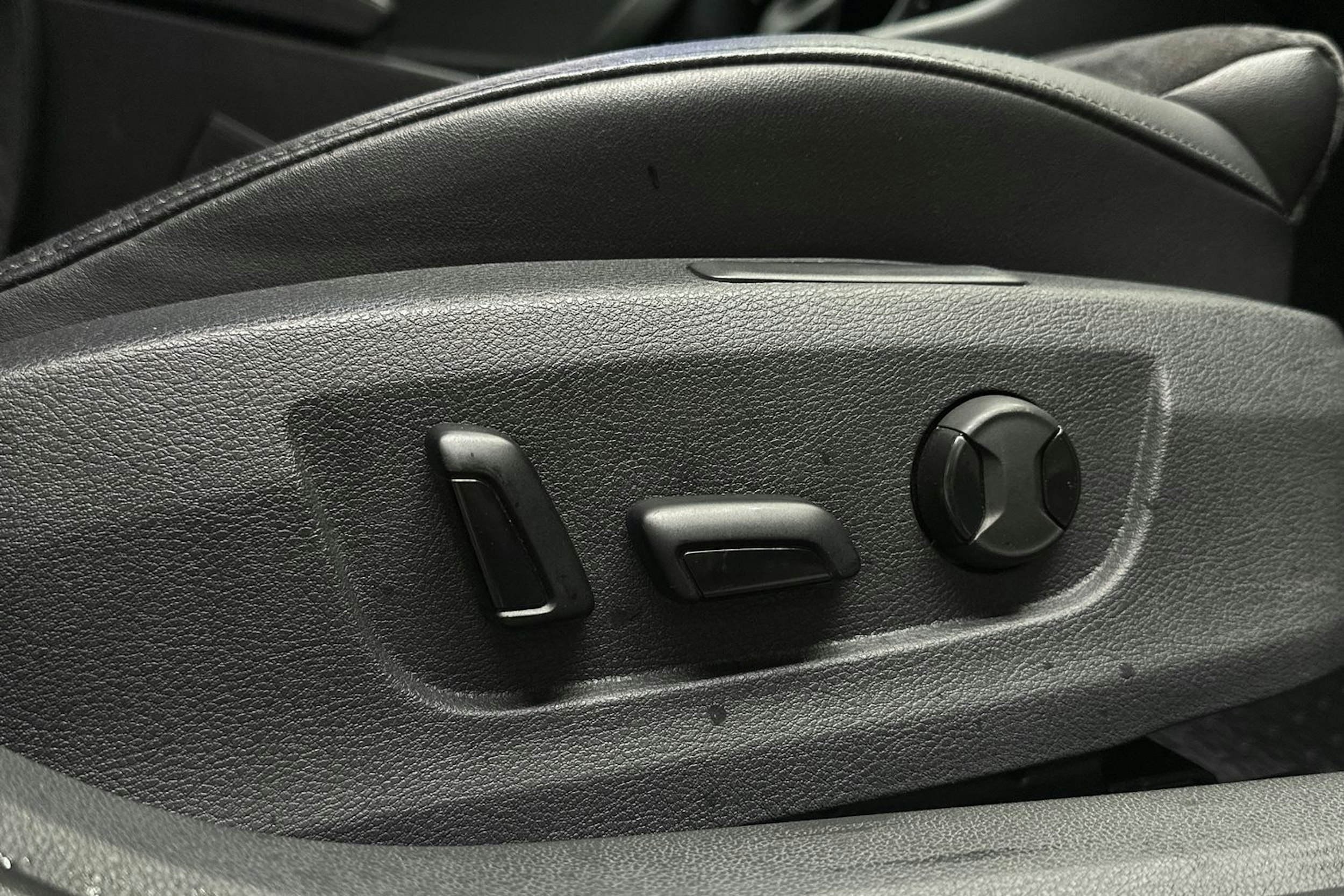 valkoinen Skoda Superb 2018 kuva 16.