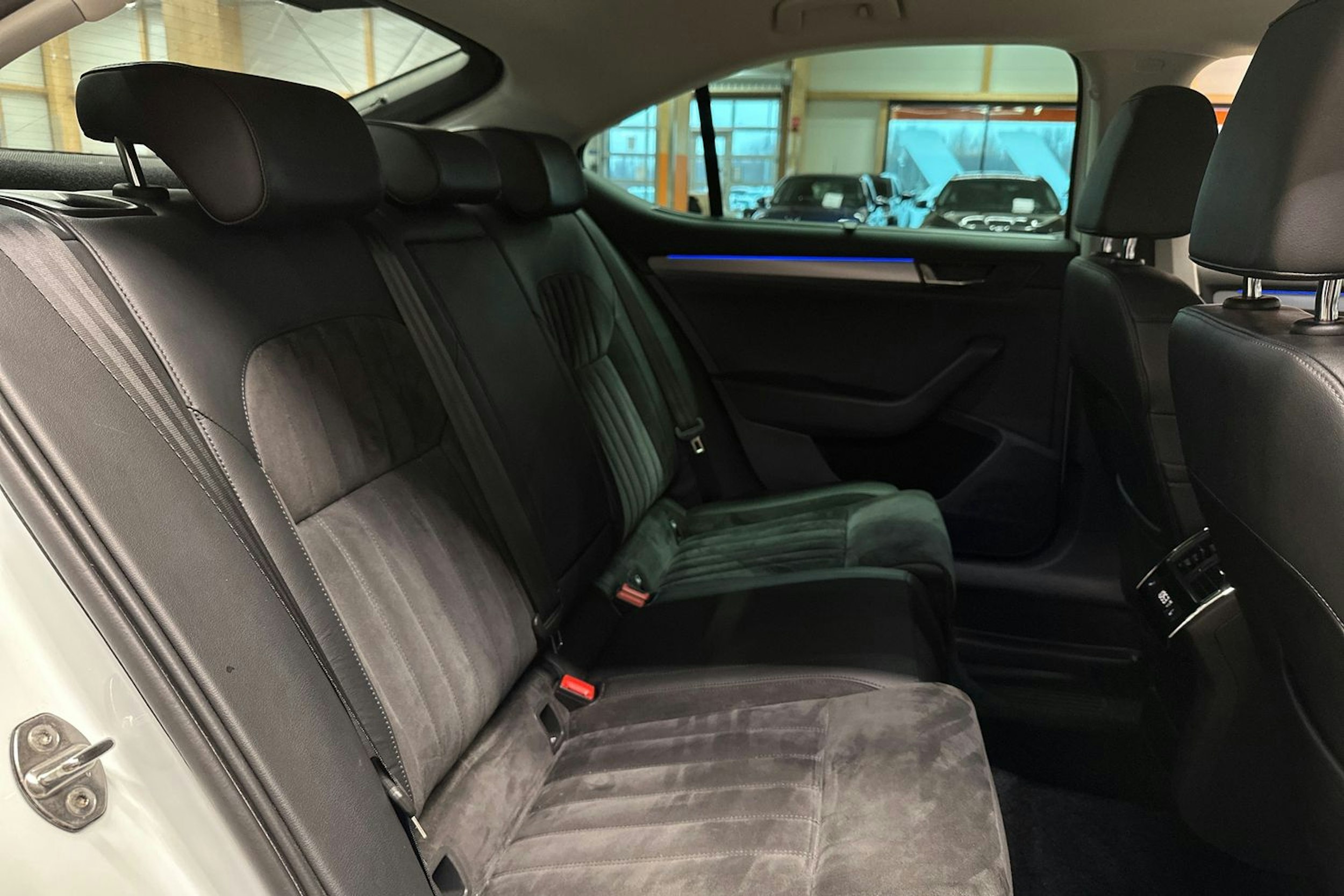 valkoinen Skoda Superb 2018 kuva 17.
