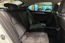 valkoinen Skoda Superb 2018 kuva 17.
