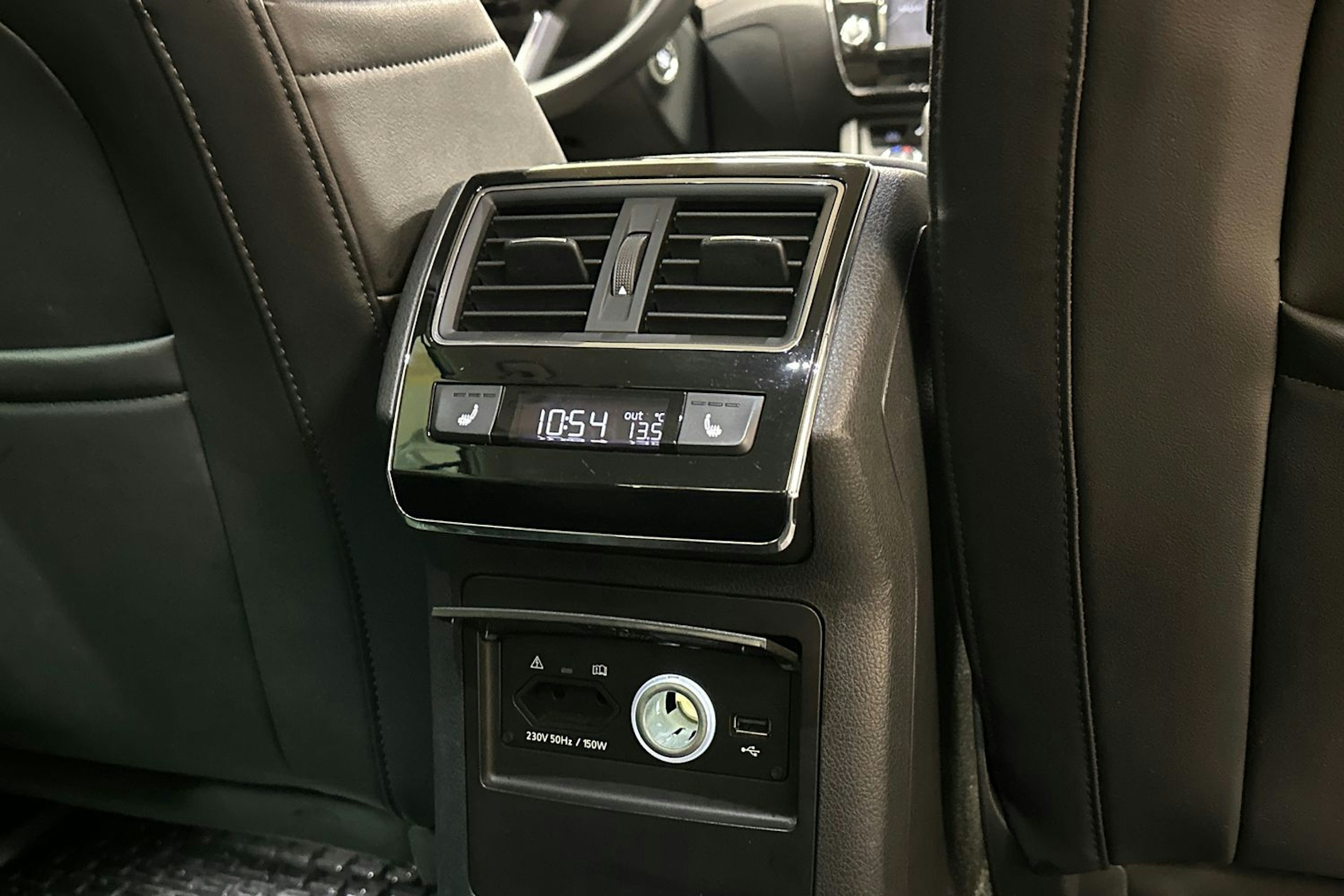 valkoinen Skoda Superb 2018 kuva 18.