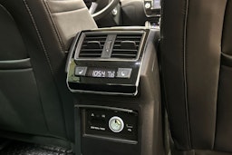 valkoinen Skoda Superb 2018 kuva 18.