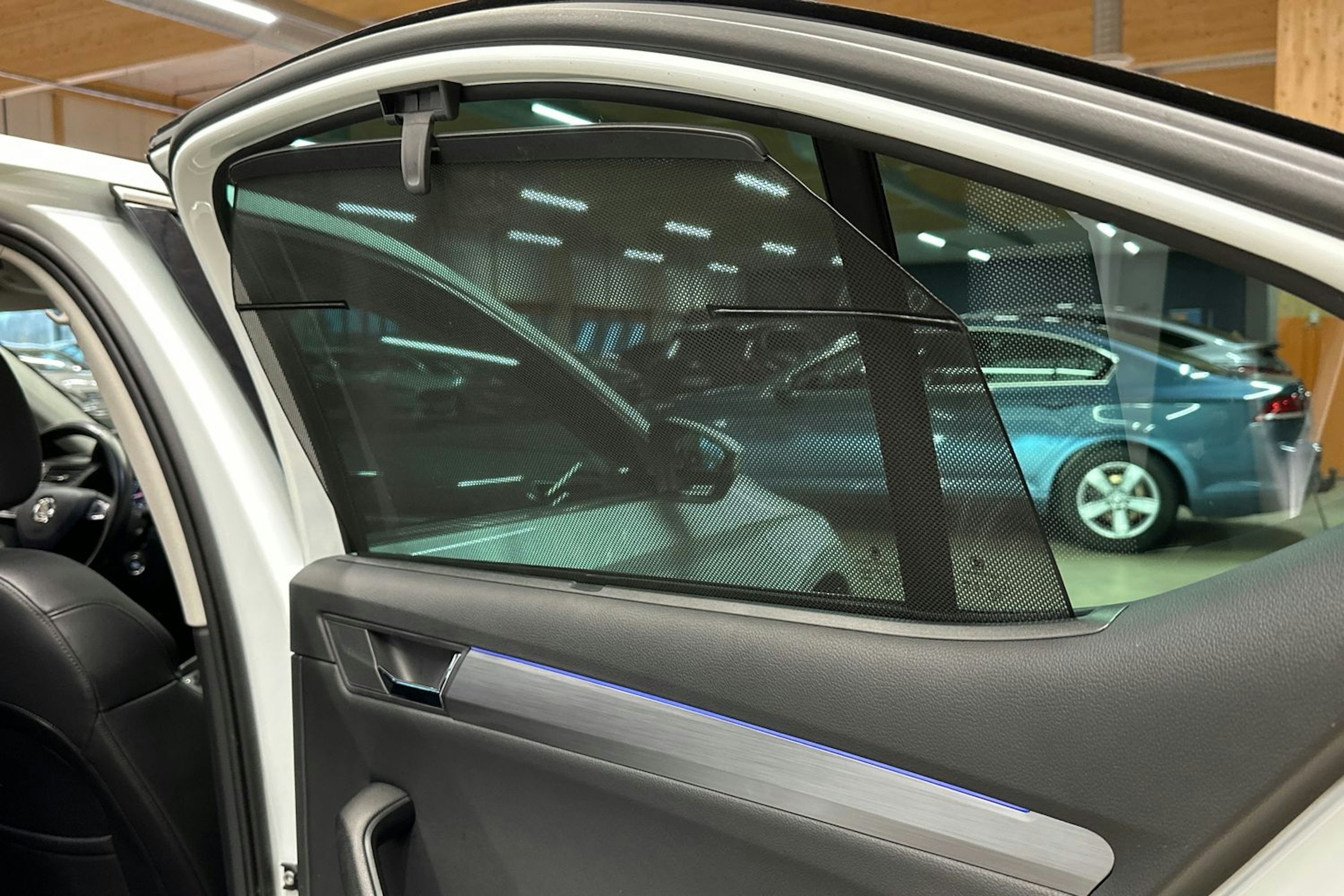 valkoinen Skoda Superb 2018 kuva 19.