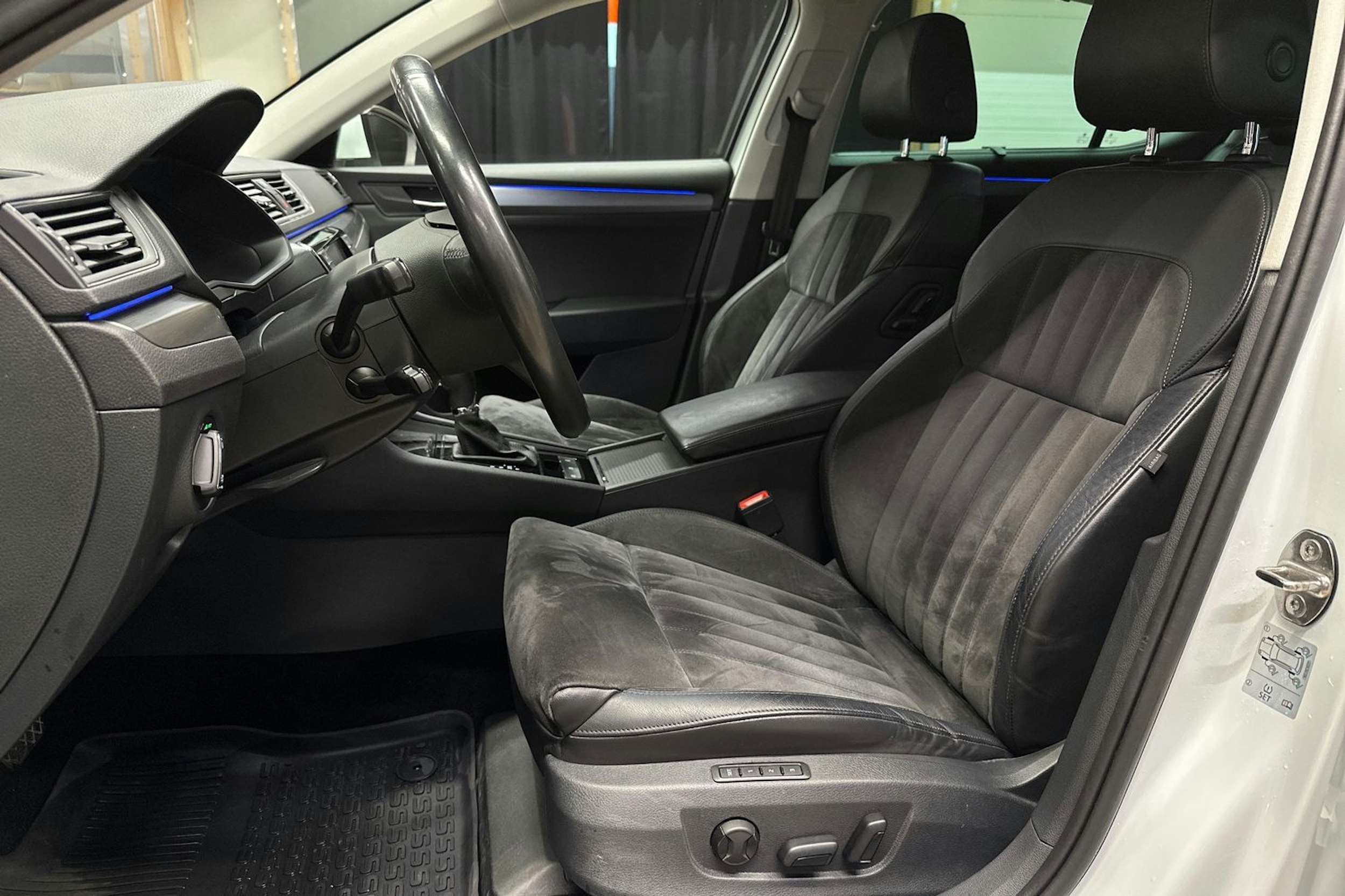 valkoinen Skoda Superb 2018 kuva 20.