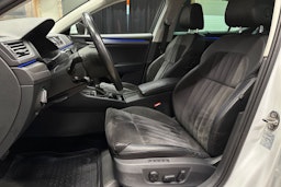 valkoinen Skoda Superb 2018 kuva 20.