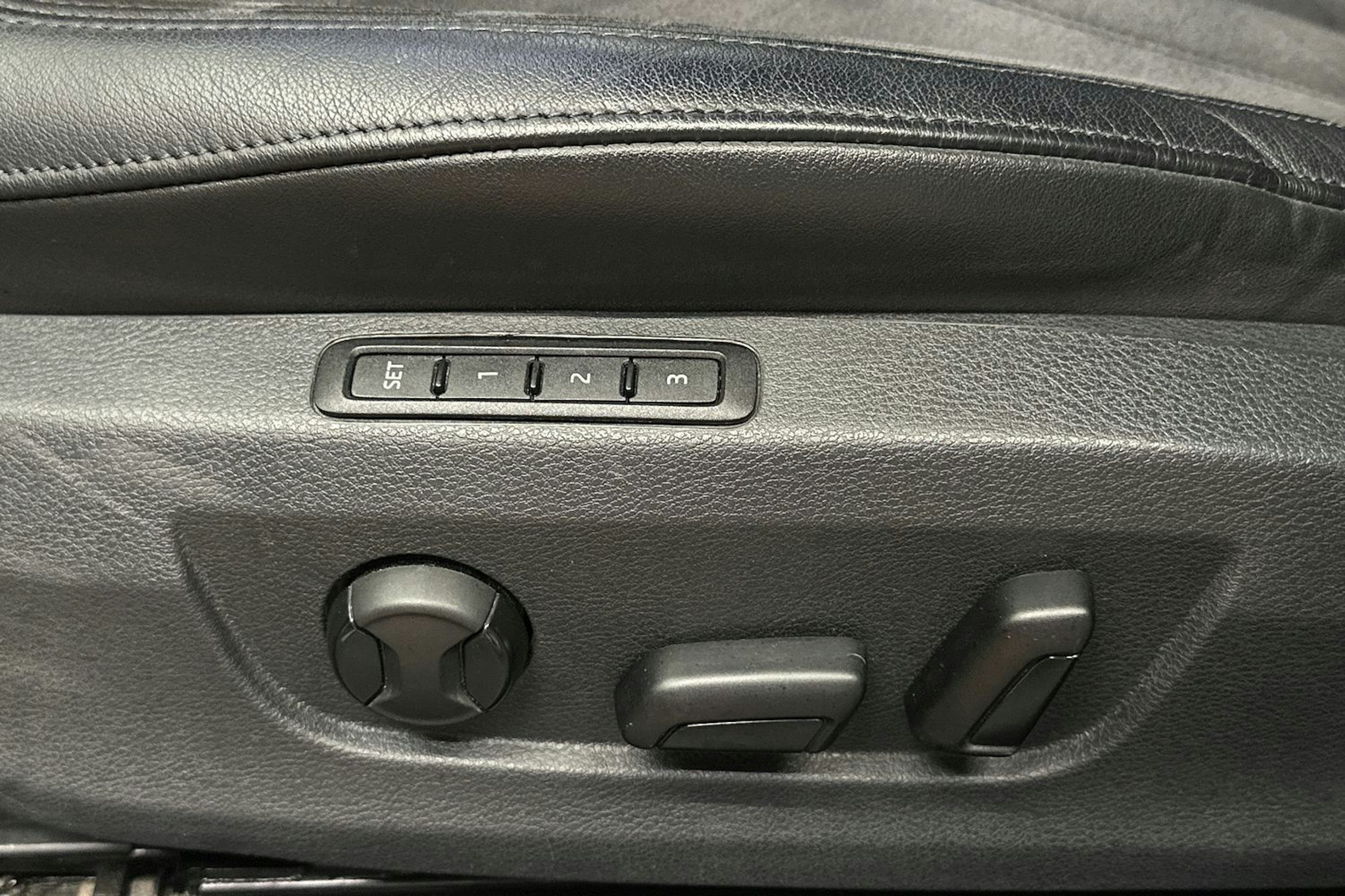 valkoinen Skoda Superb 2018 kuva 21.