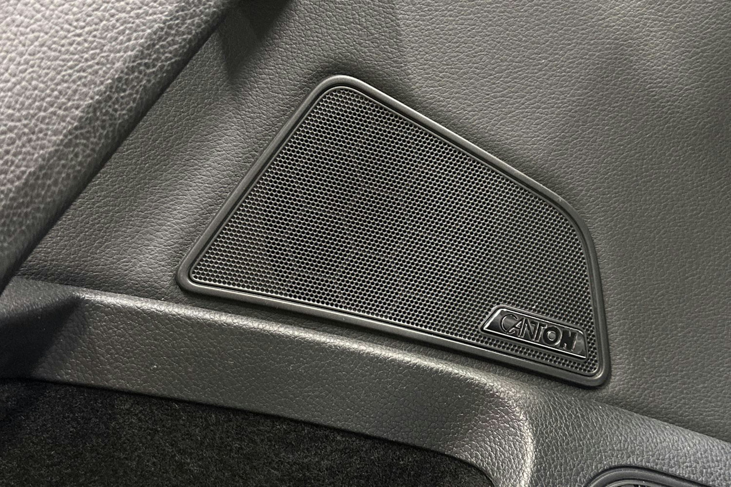 valkoinen Skoda Superb 2018 kuva 22.