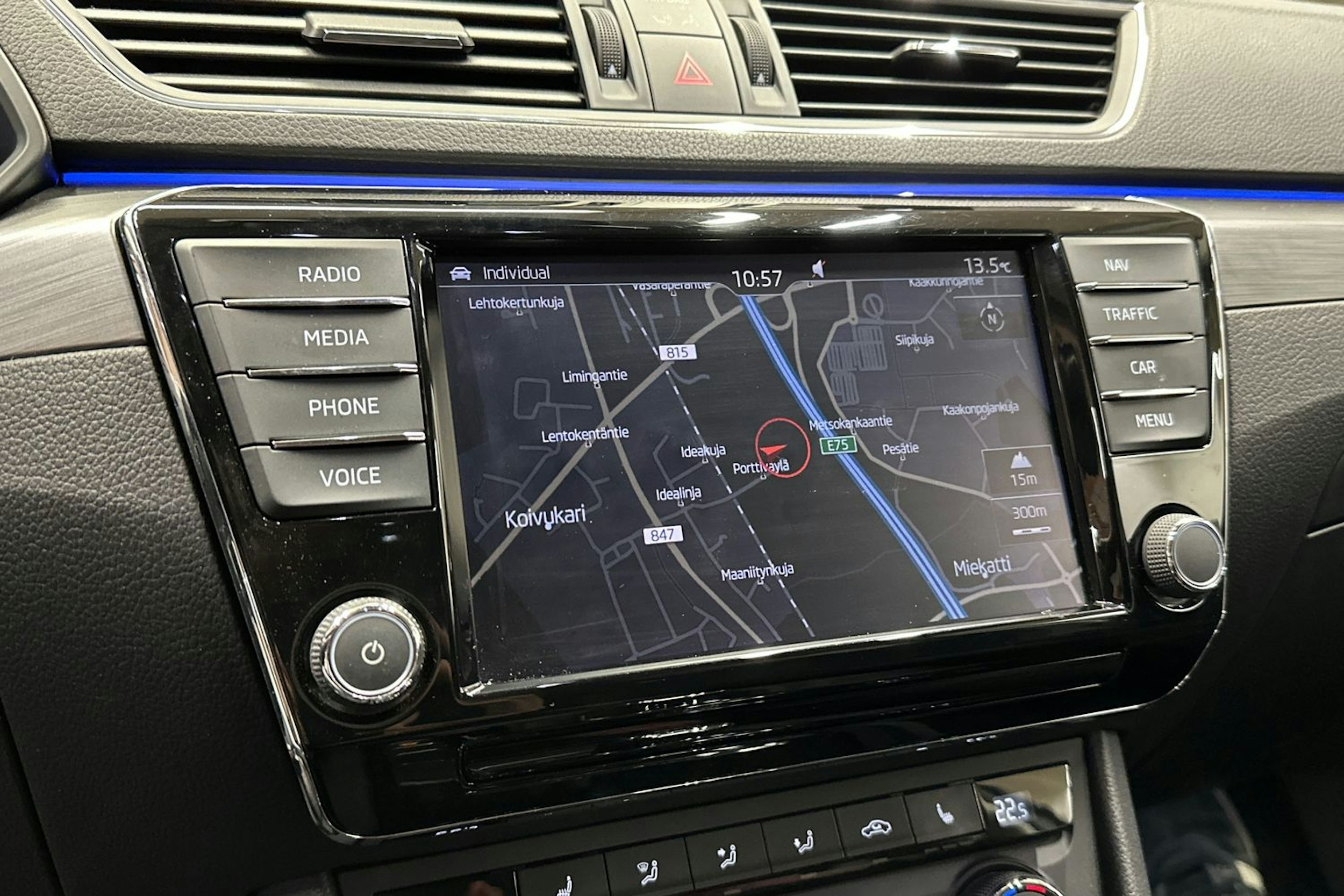 valkoinen Skoda Superb 2018 kuva 23.