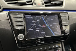 valkoinen Skoda Superb 2018 kuva 23.