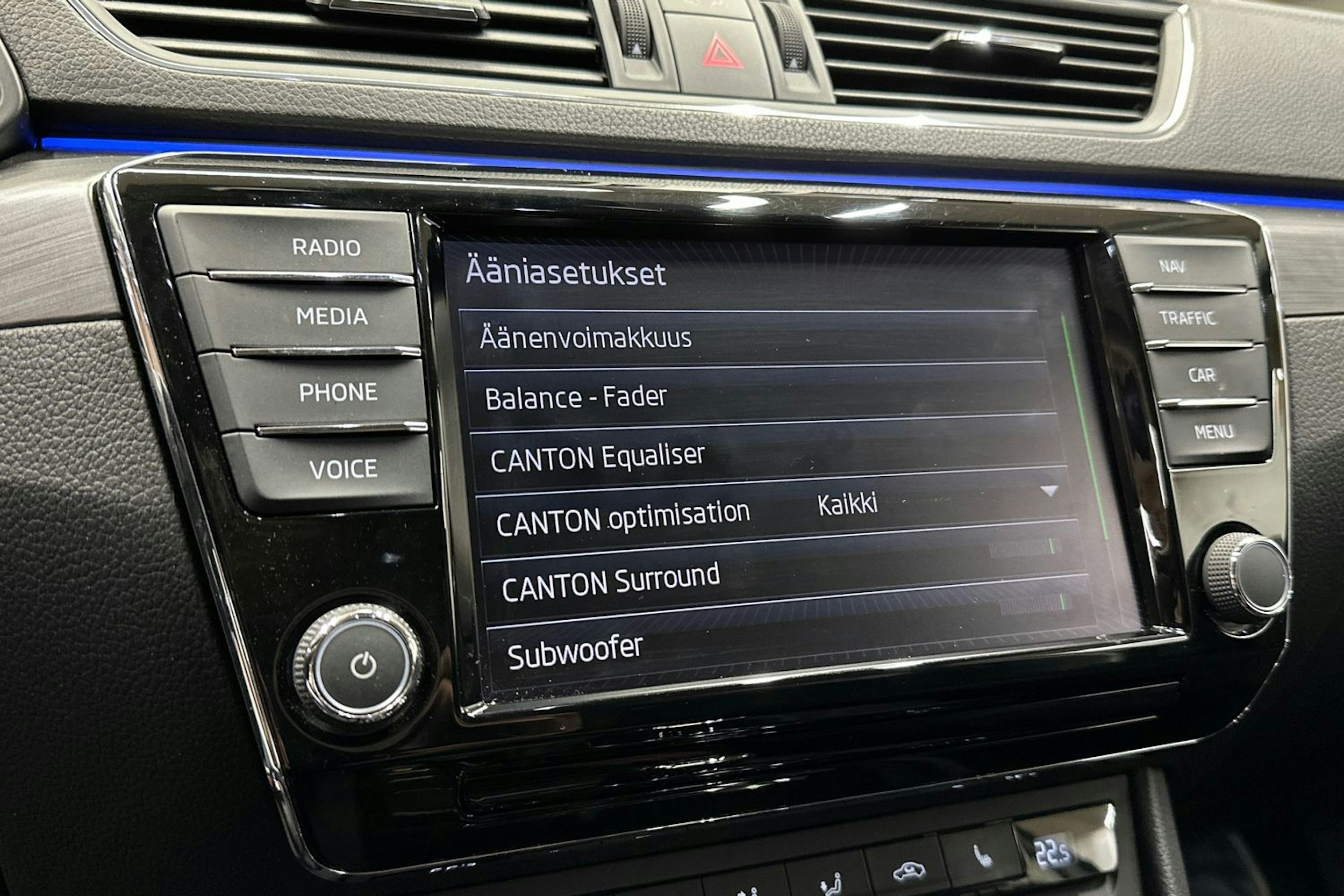 valkoinen Skoda Superb 2018 kuva 24.