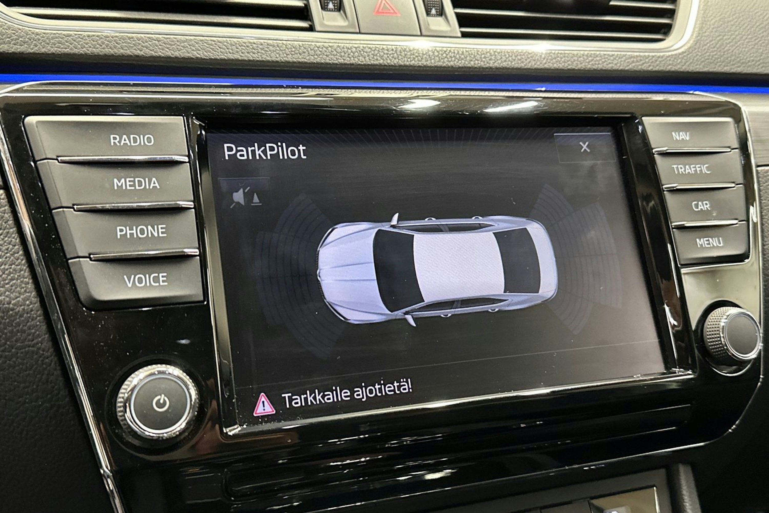 valkoinen Skoda Superb 2018 kuva 25.