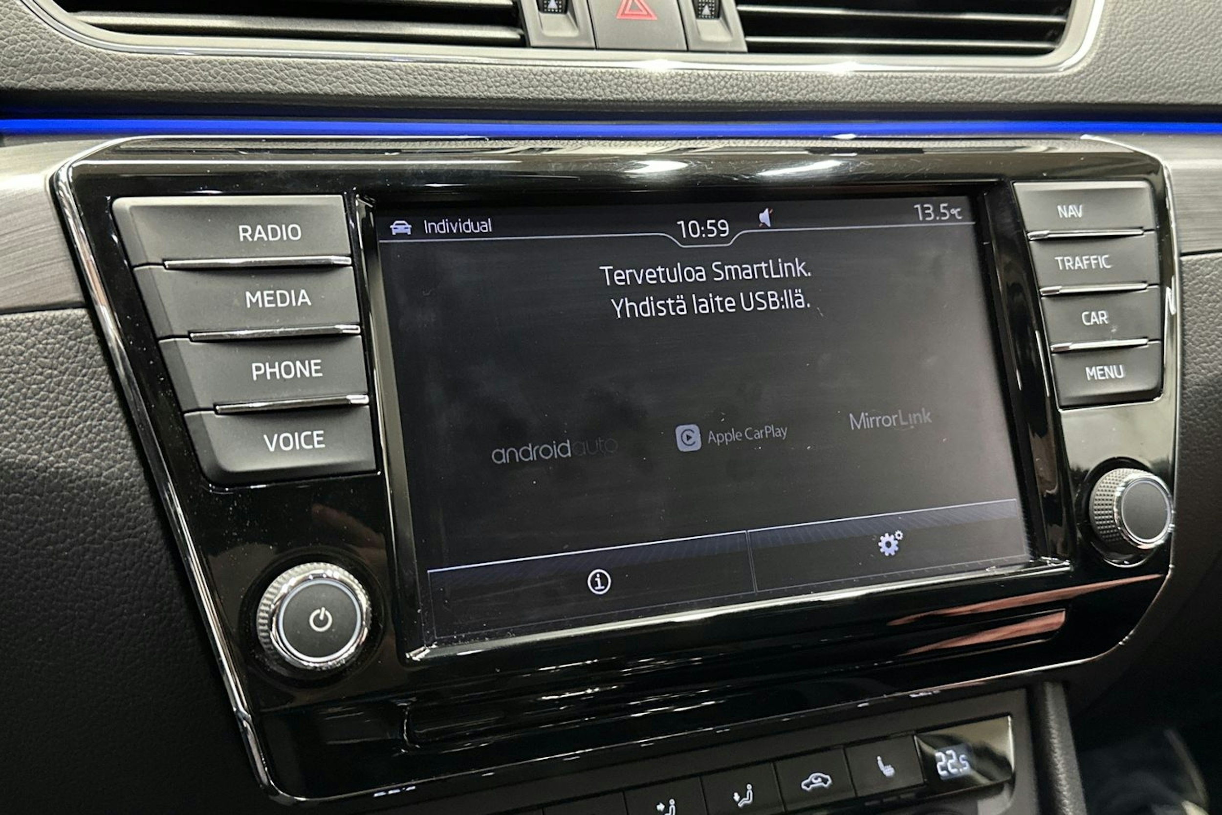 valkoinen Skoda Superb 2018 kuva 26.