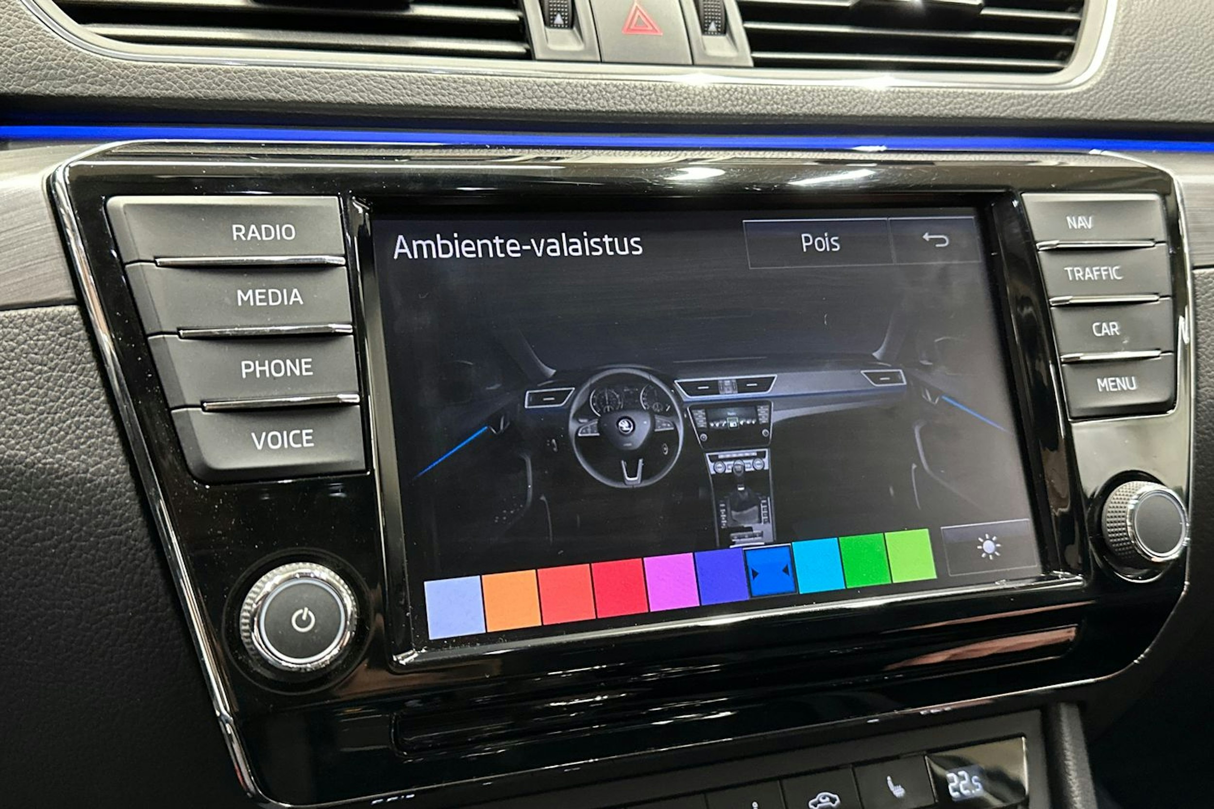 valkoinen Skoda Superb 2018 kuva 27.