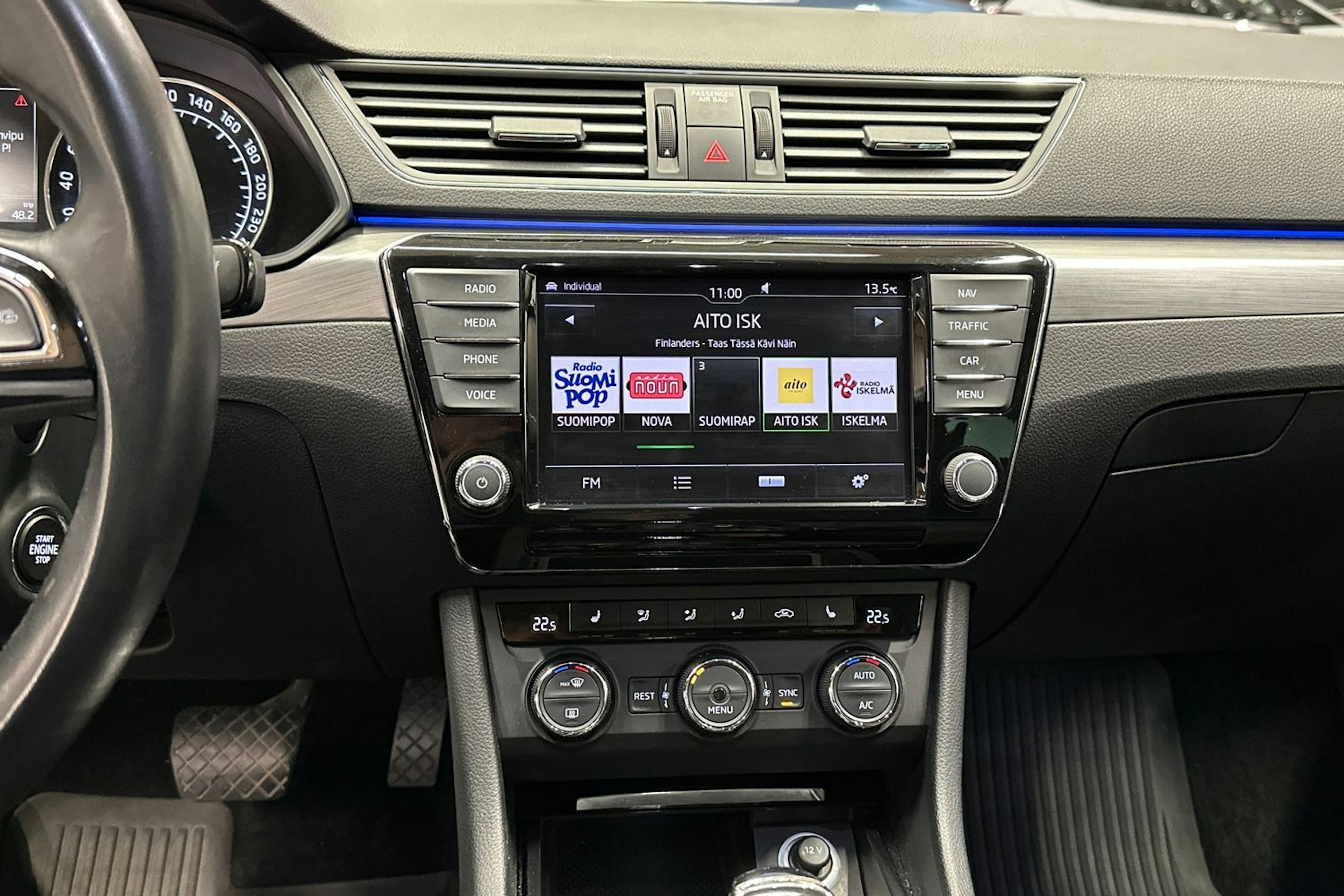 valkoinen Skoda Superb 2018 kuva 28.