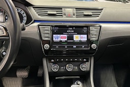 valkoinen Skoda Superb 2018 kuva 28.