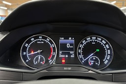 valkoinen Skoda Superb 2018 kuva 29.