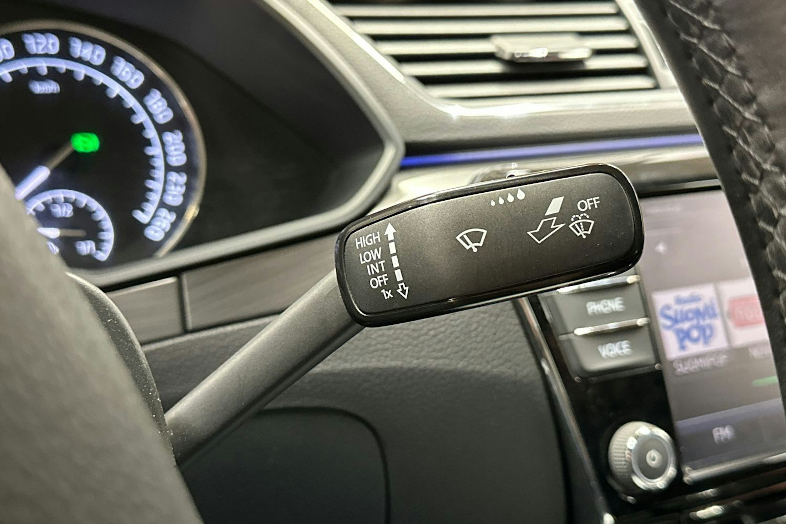 valkoinen Skoda Superb 2018 kuva 31.