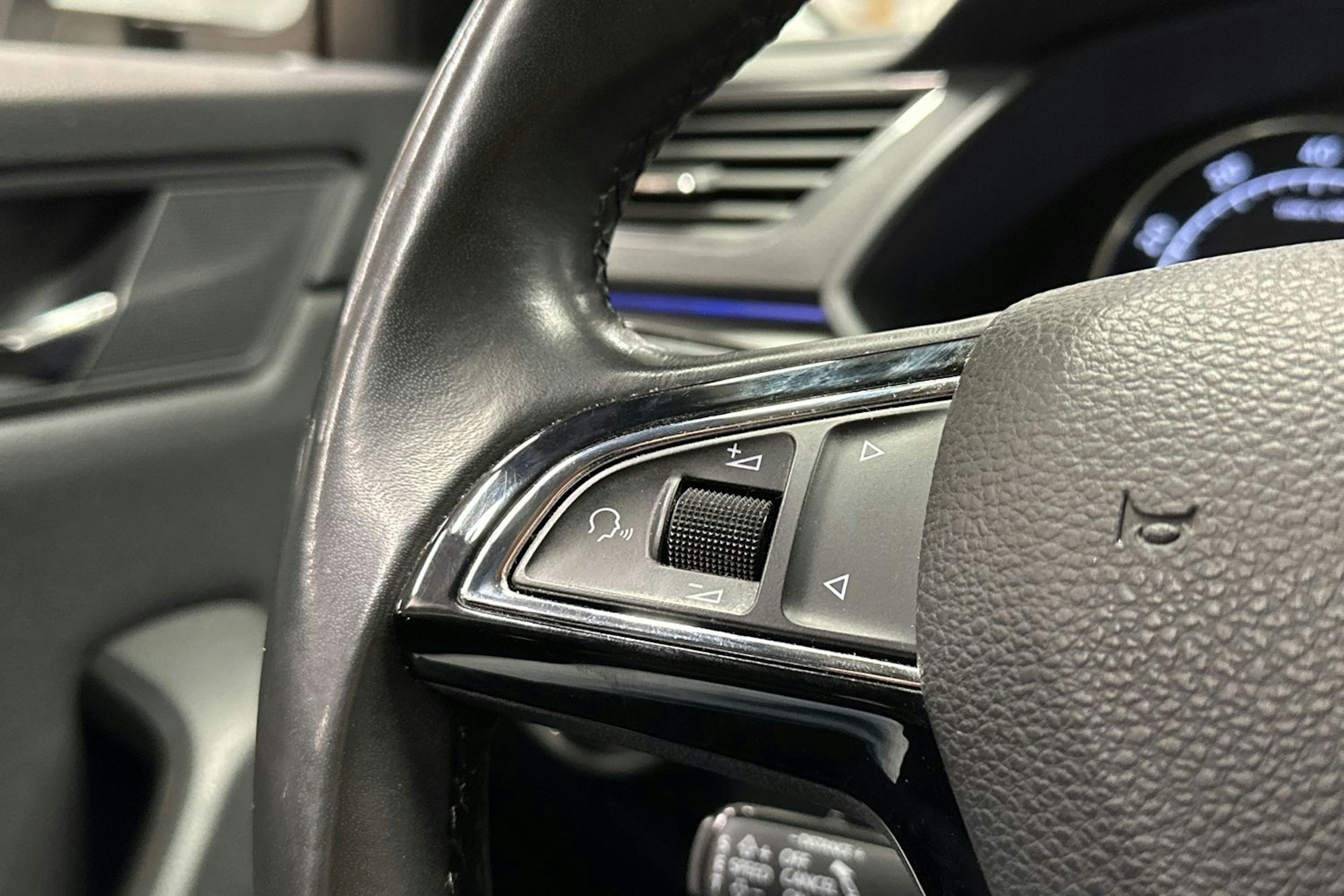 valkoinen Skoda Superb 2018 kuva 32.