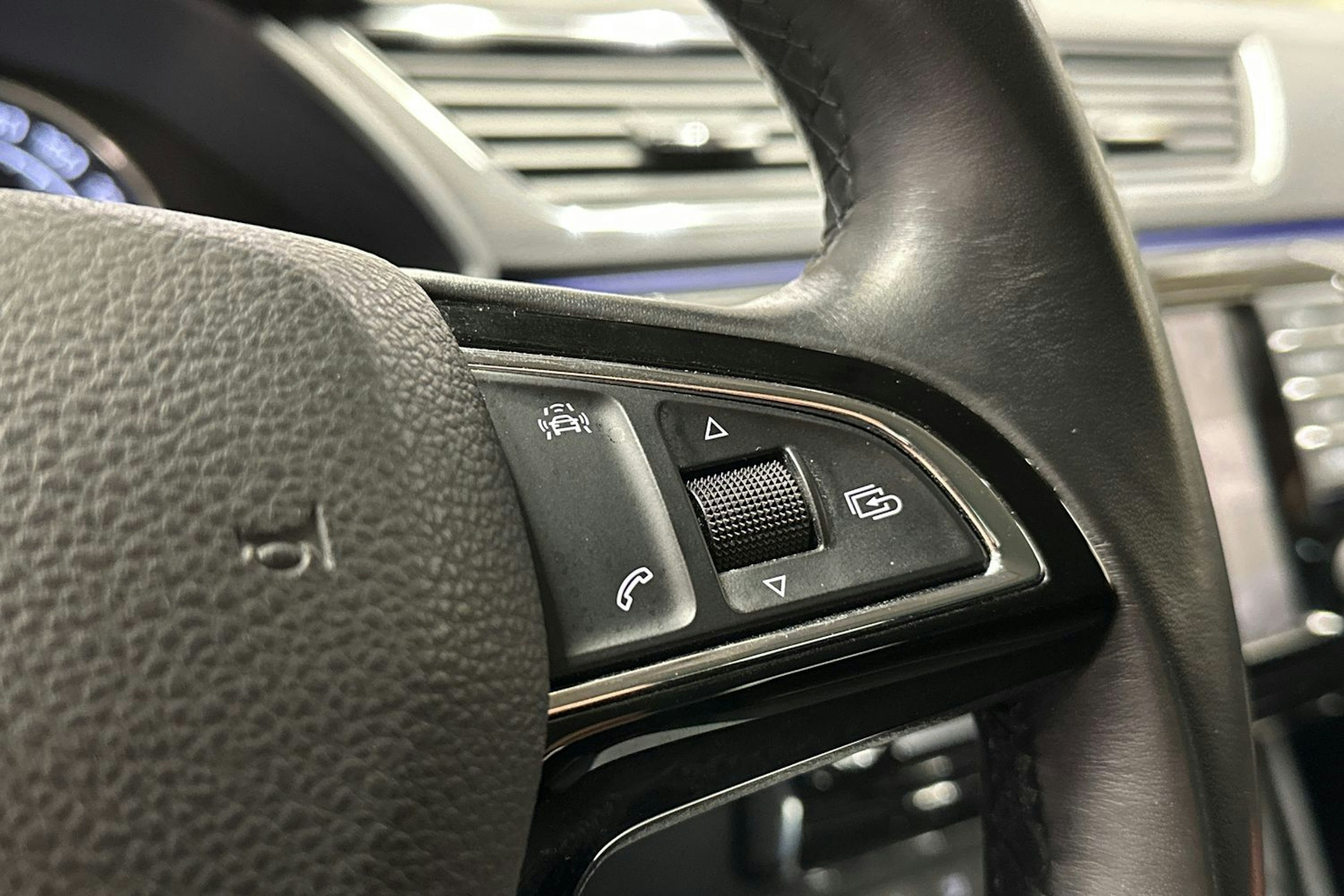 valkoinen Skoda Superb 2018 kuva 33.