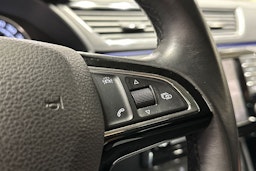 valkoinen Skoda Superb 2018 kuva 33.