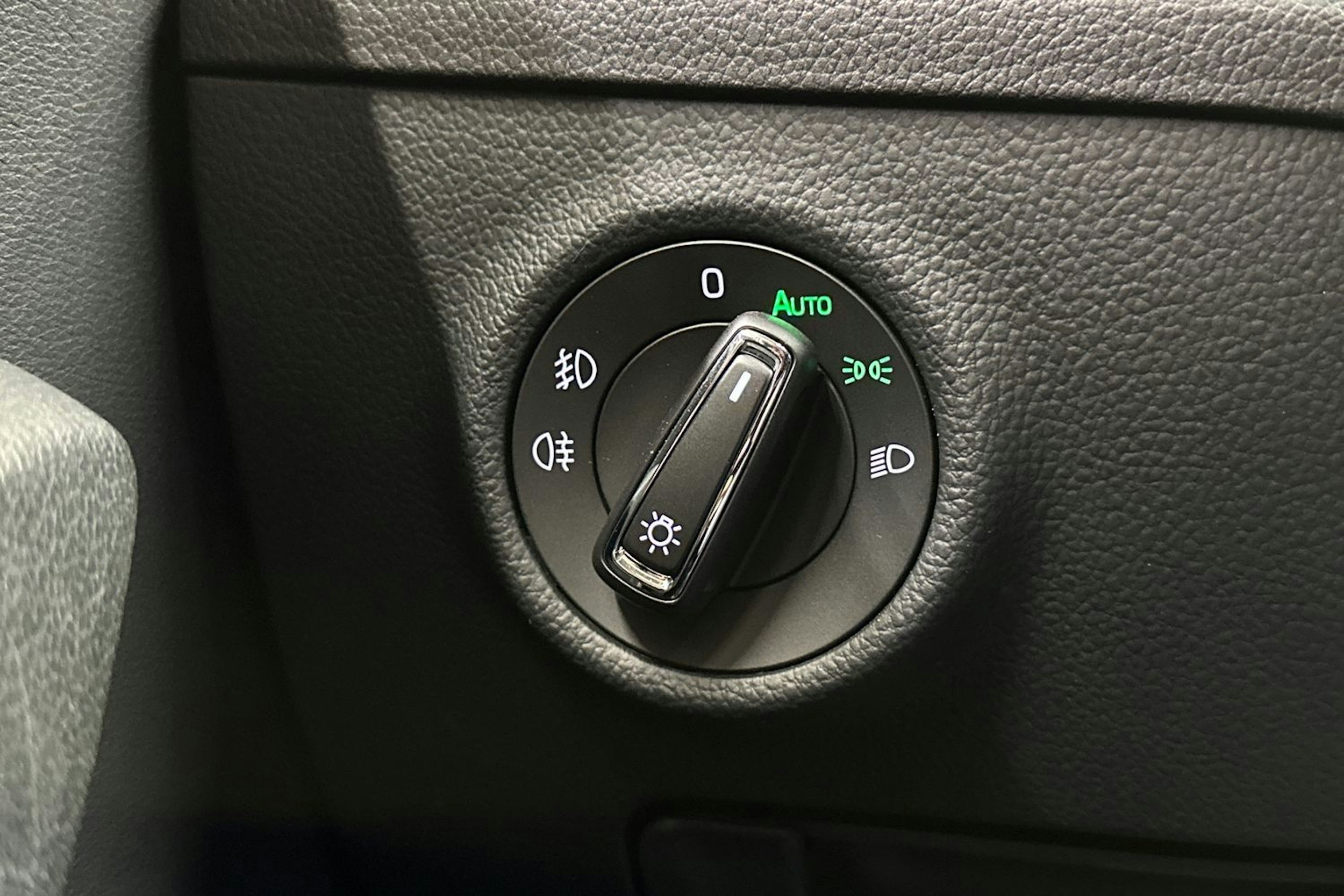 valkoinen Skoda Superb 2018 kuva 34.